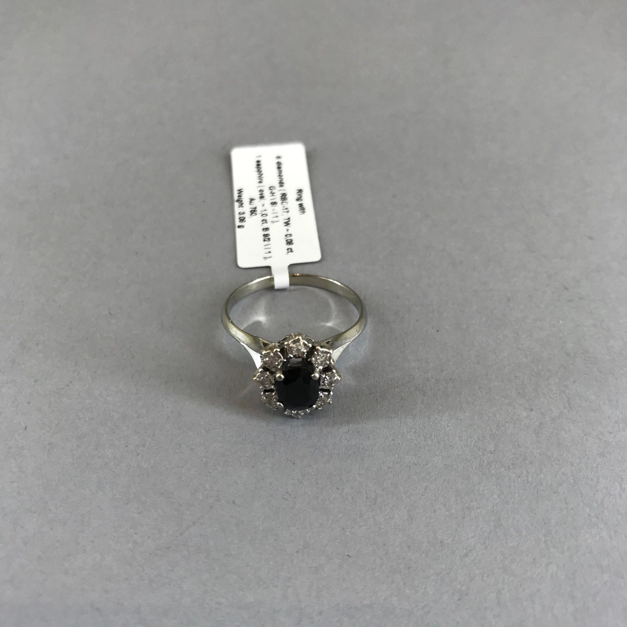 Ring with diamonds and sapphire.