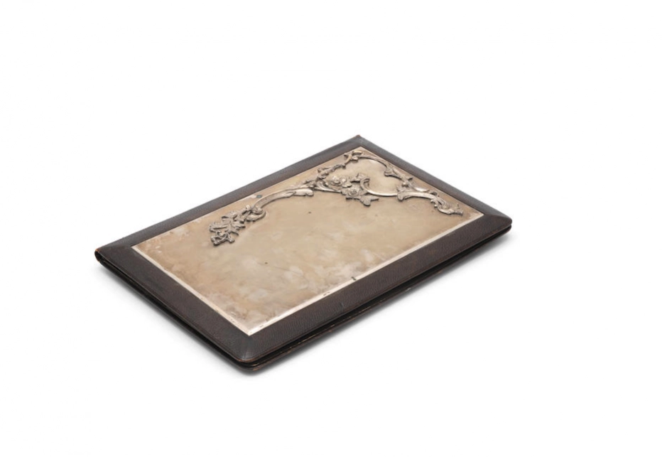 Portefeuille en cuir avec superposition dargent. Russie, 1908-1917.