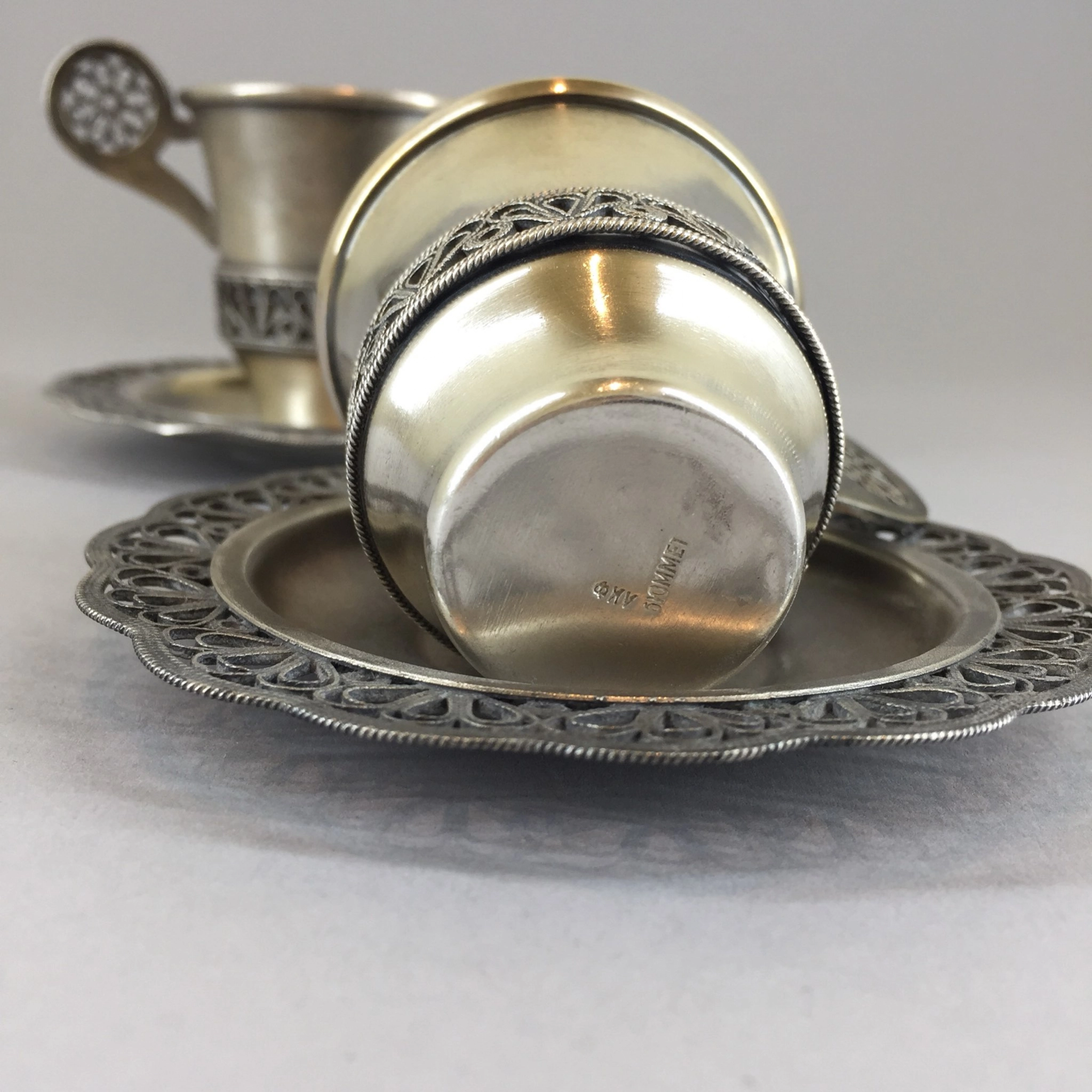 Une paire de bols à café et soucoupes. URSS 20e siècle. 