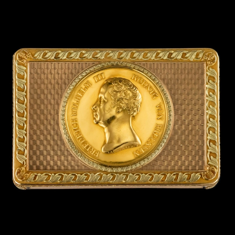 German three-colour 18k gold presentation snuff box