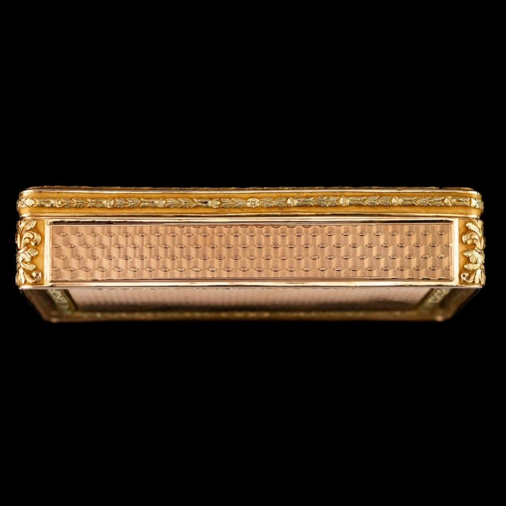 German three-colour 18k gold presentation snuff box