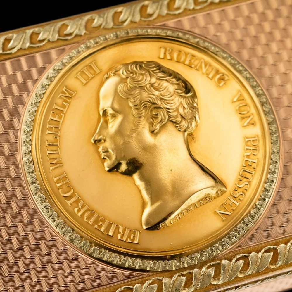 German three-colour 18k gold presentation snuff box