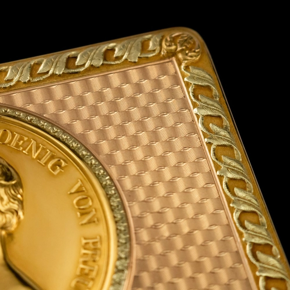 German three-colour 18k gold presentation snuff box