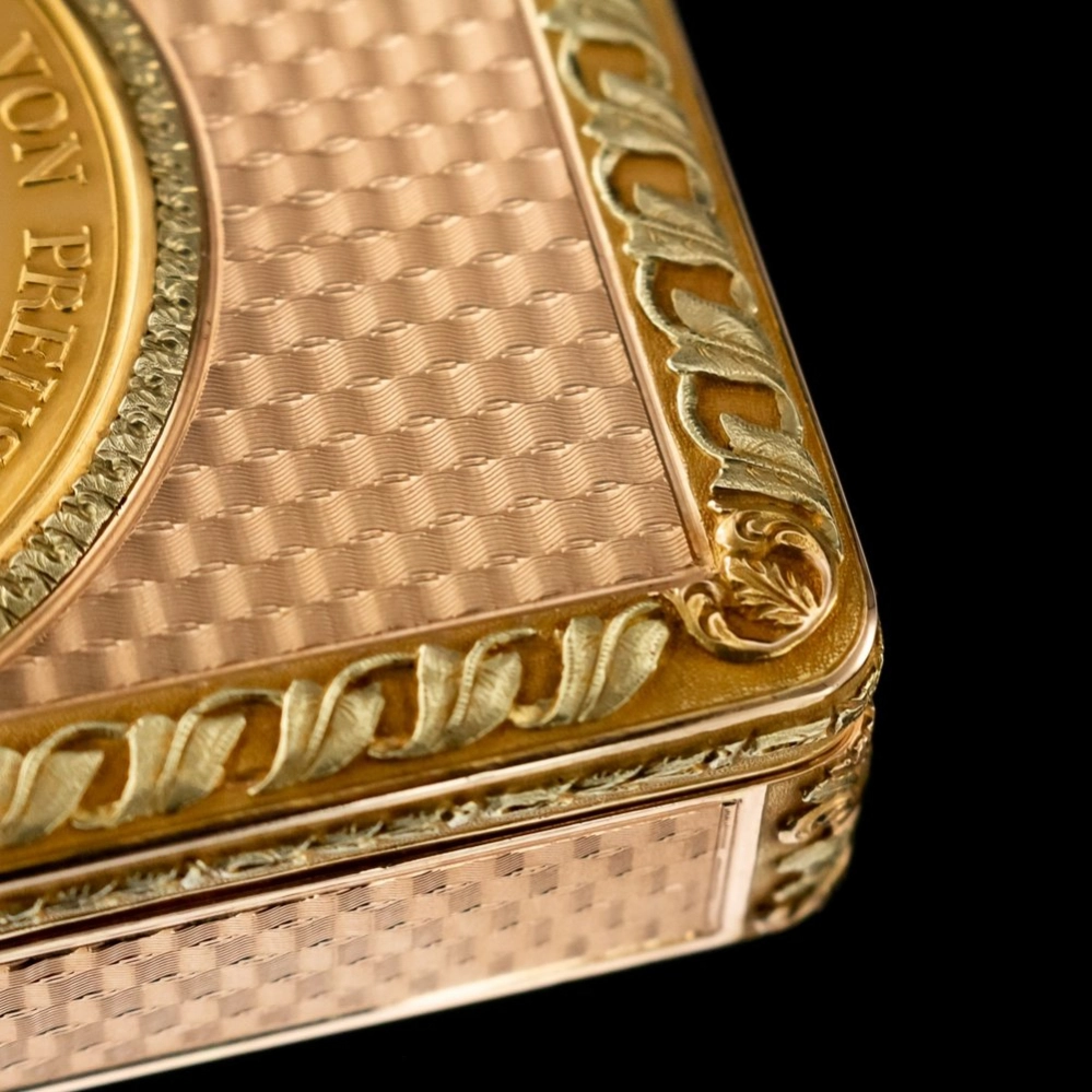 German three-colour 18k gold presentation snuff box