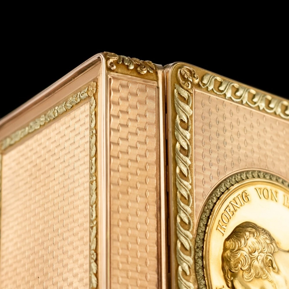 German three-colour 18k gold presentation snuff box