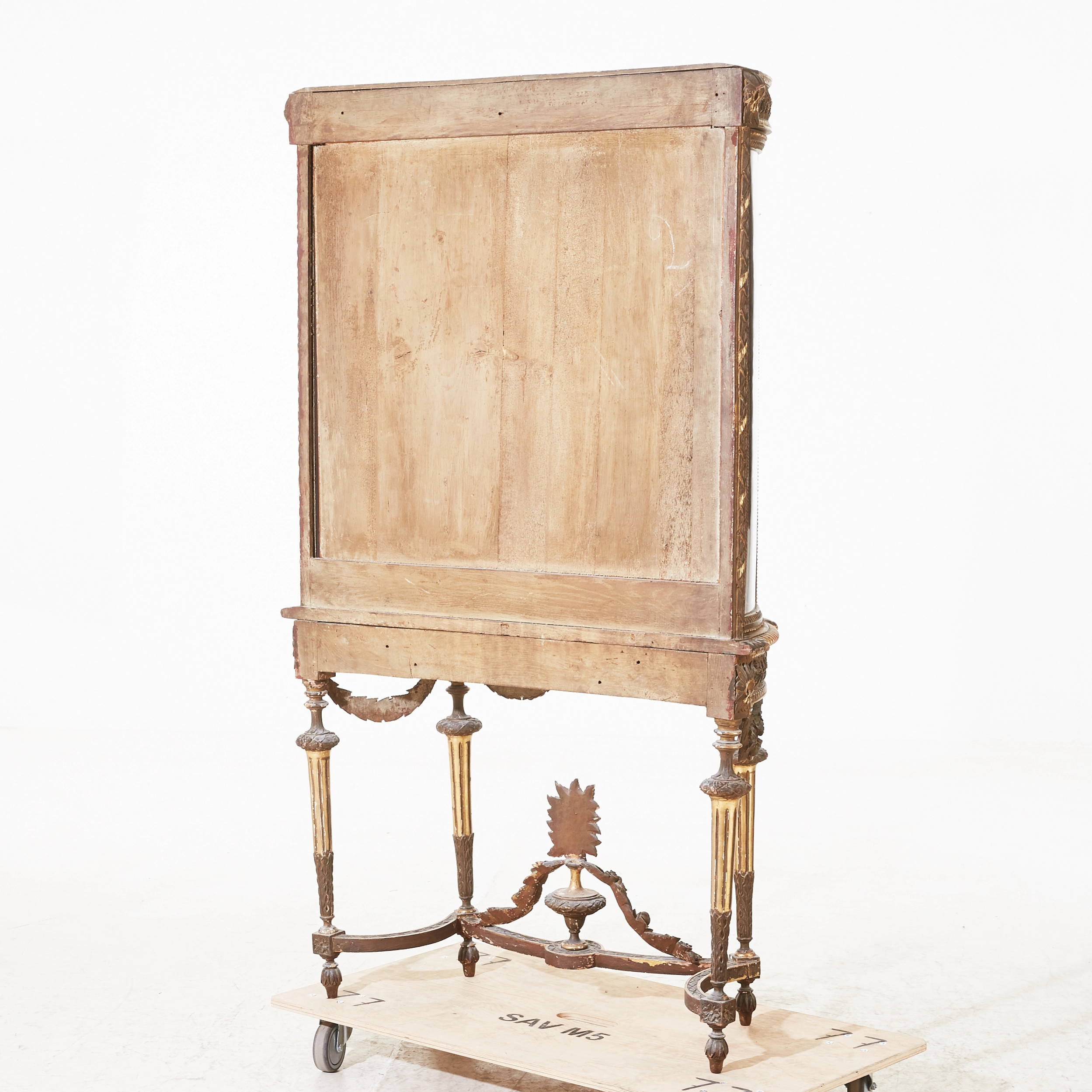 Vitrine en bois dore de style Louis XVI. 