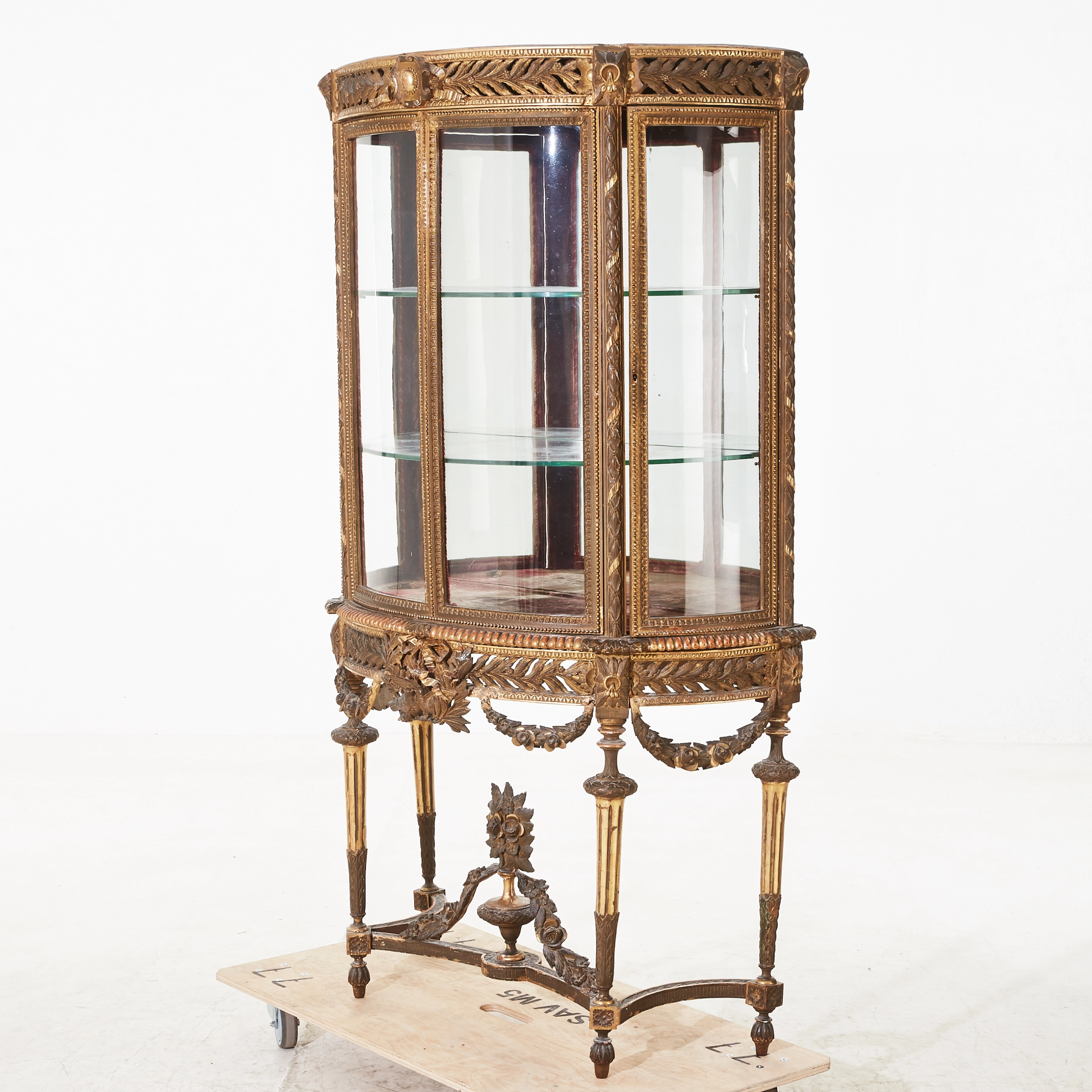 Vitrine en bois dore de style Louis XVI. 