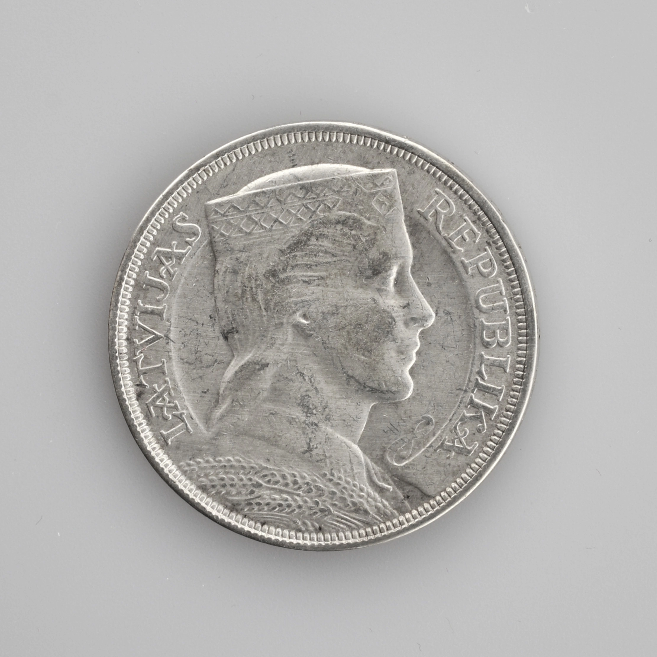  Серебряная монета 5 лат. 1932 года.