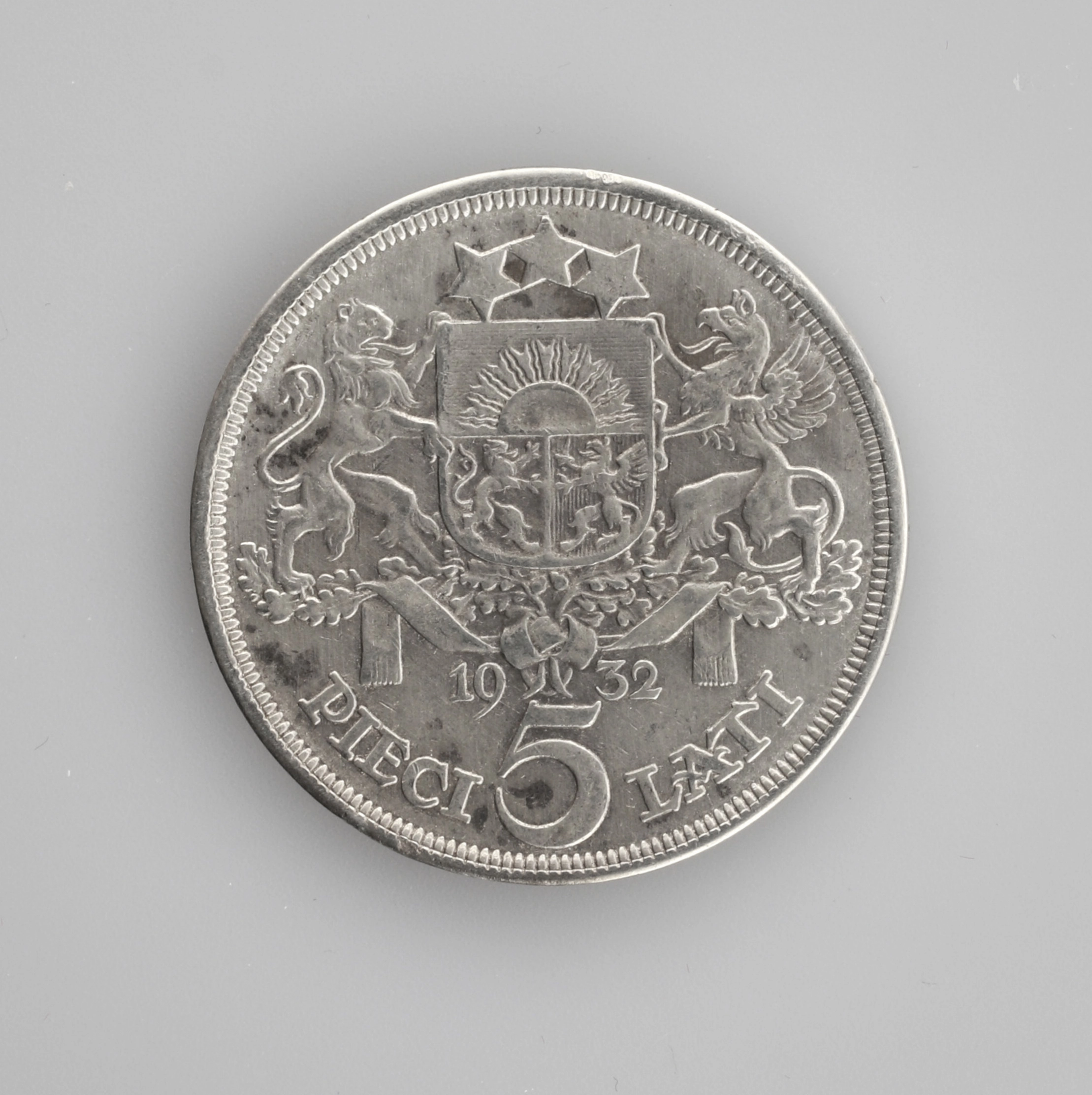  Серебряная монета 5 лат. 1932 года.