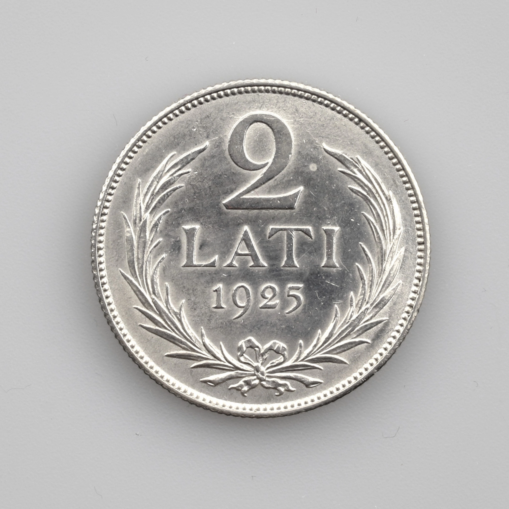 Серебрянаямонета 2 лата 1925 года.