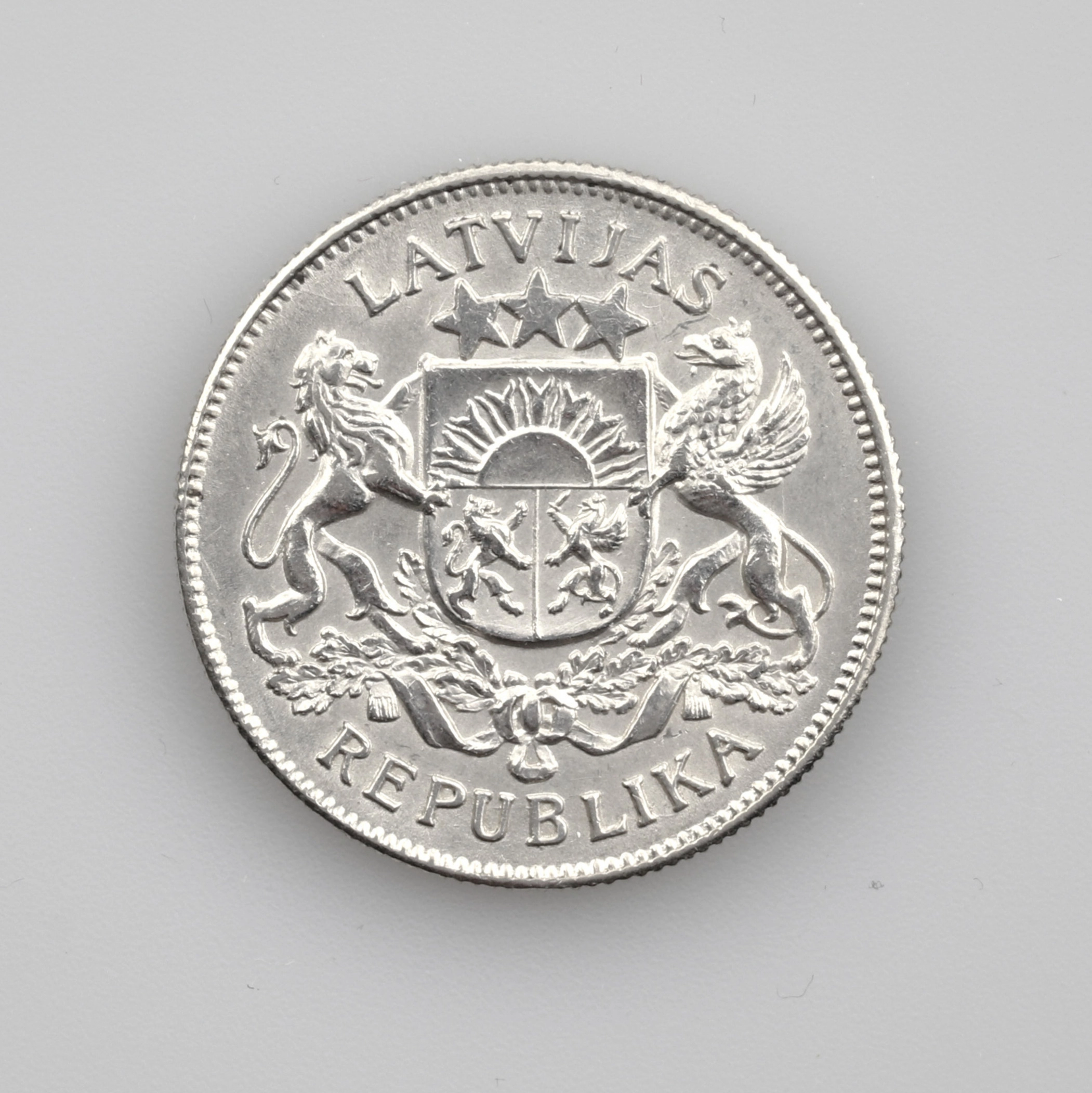 Серебрянаямонета 2 лата 1925 года.