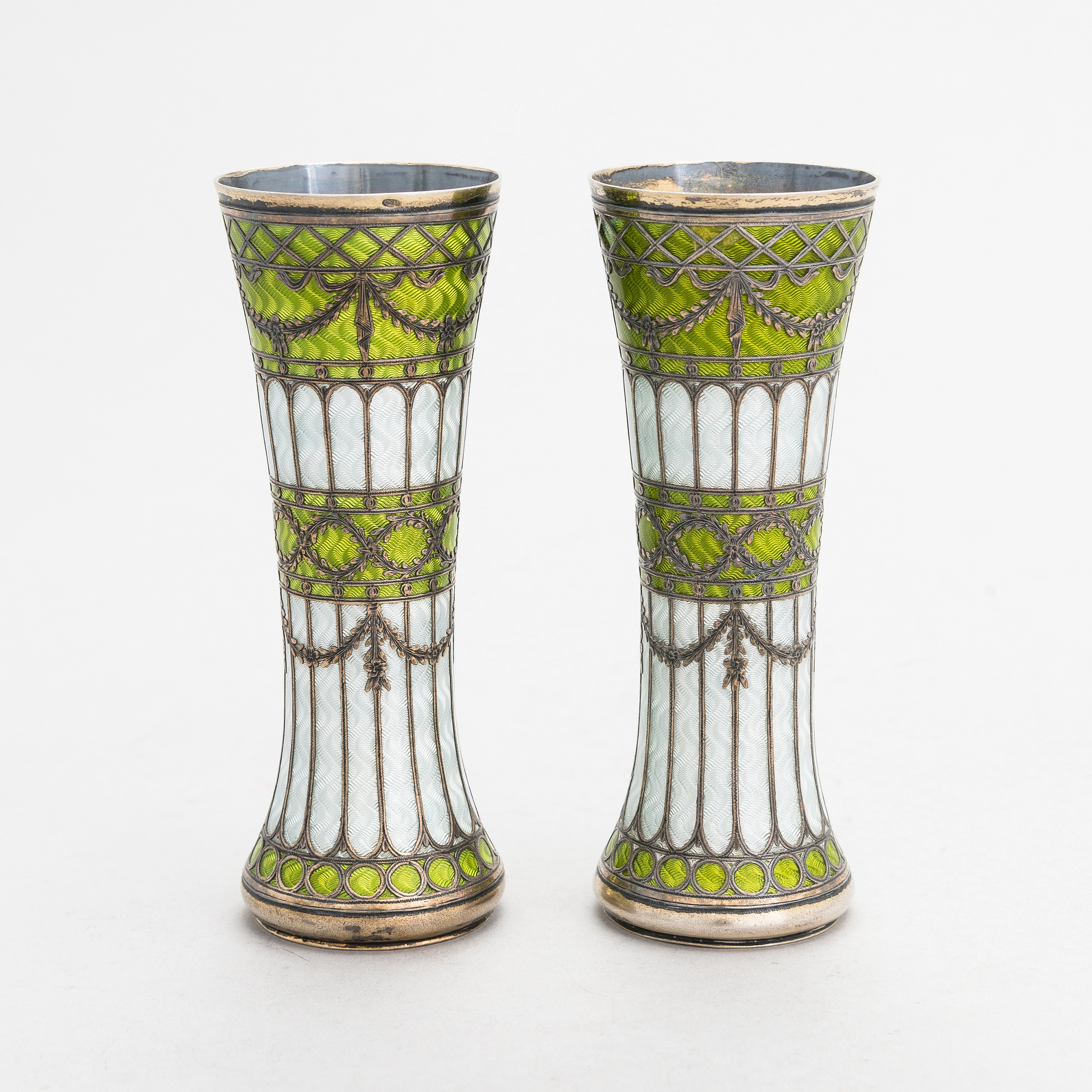 Paire de vases-boutons en argent dore et email guilloche, debut XXe siècle. 