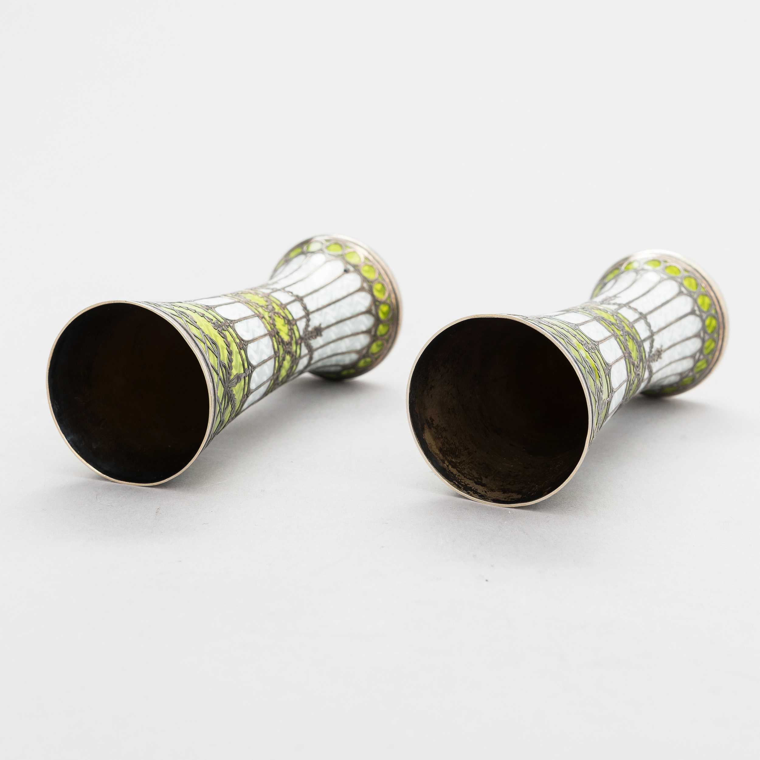 Paire de vases-boutons en argent dore et email guilloche, debut XXe siècle. 