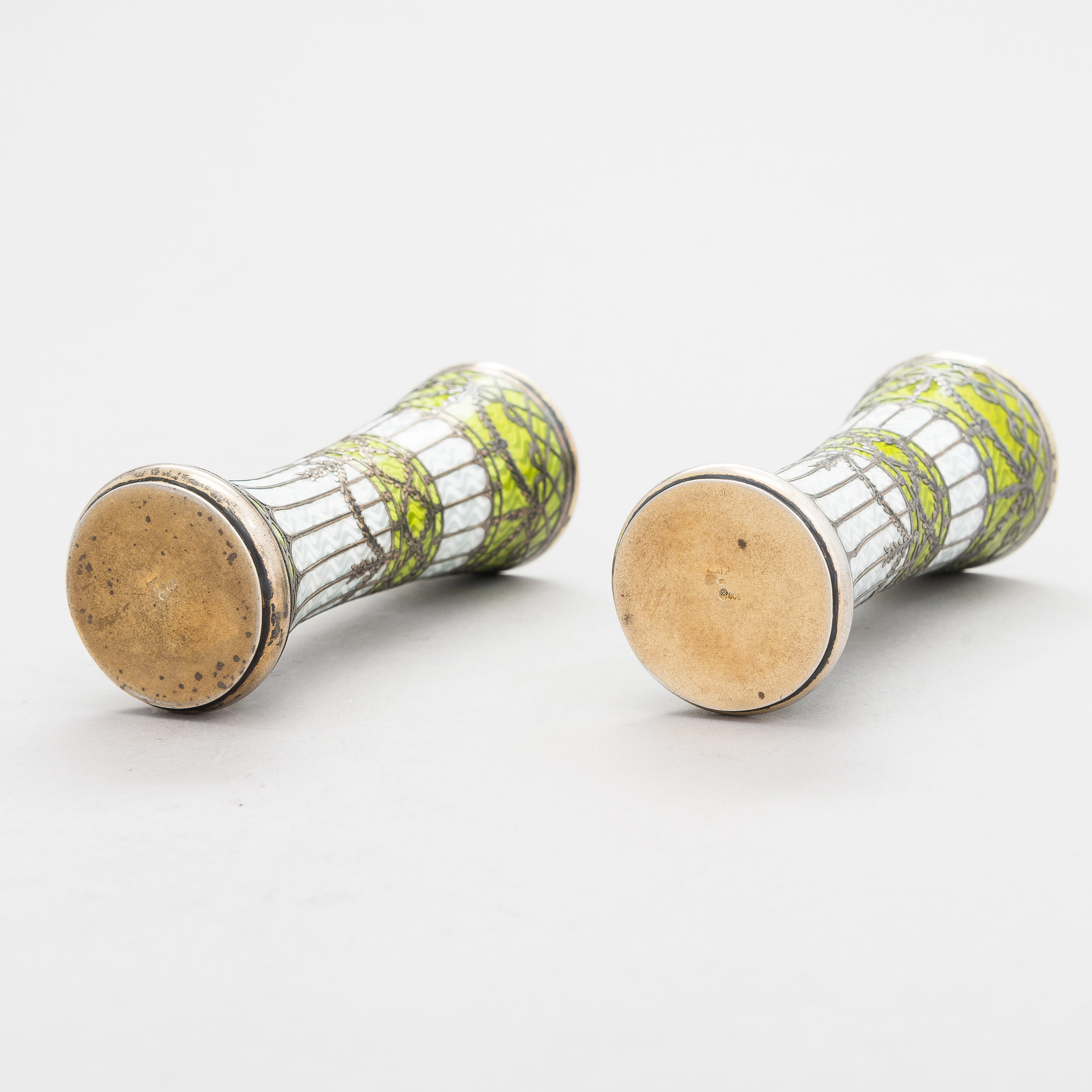 Paire de vases-boutons en argent dore et email guilloche, debut XXe siècle. 