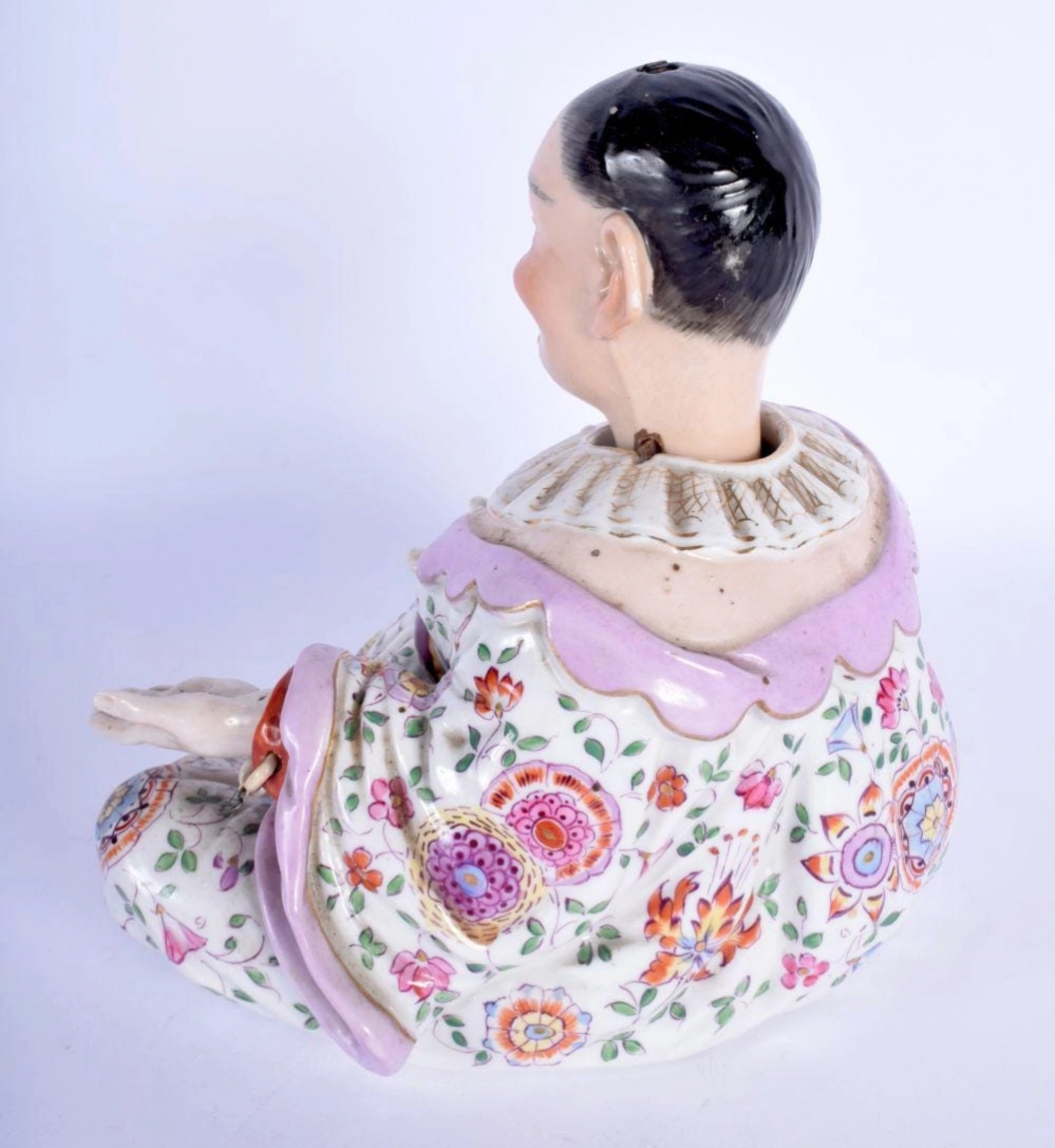 FIGURE EN PORCELAINE REPRÉSENTANT UN CHINOIS À TÊTE MOBILE. ALLEMAGNE. TOURNANT DES XIXᵉ ET XXᵉ SIÈCLES