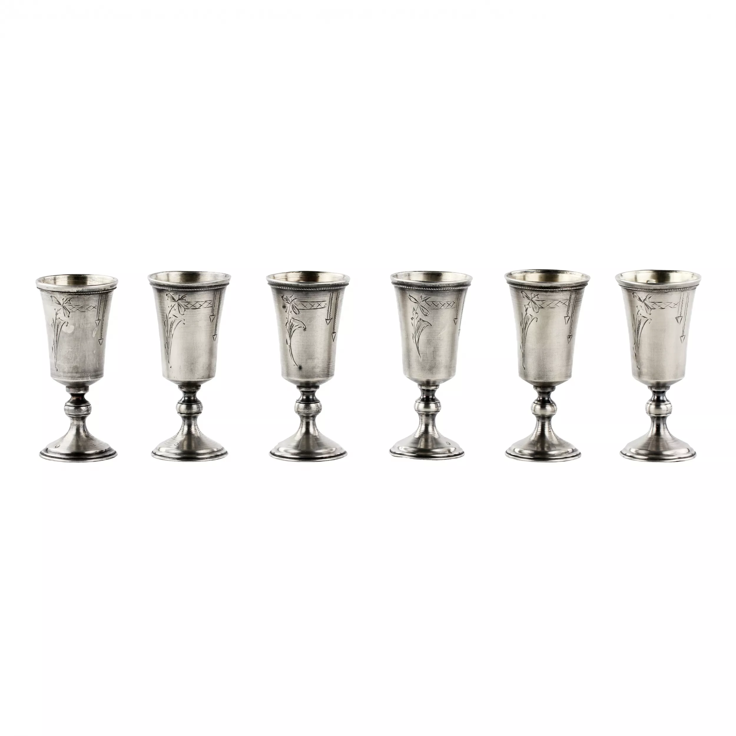 Six verres lettons en argent avec pieds, dans leur propre boîte. 1920-30 