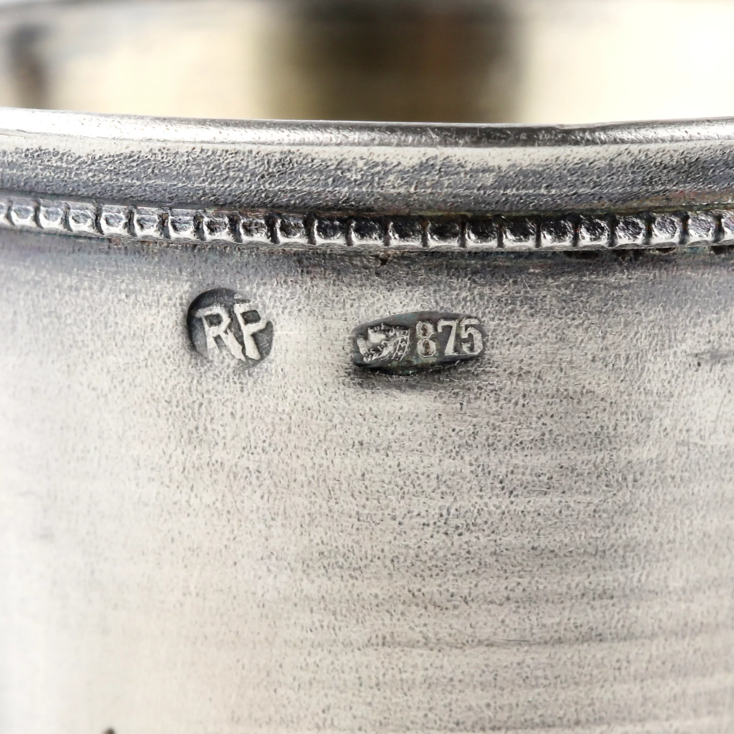 Six verres lettons en argent avec pieds, dans leur propre boîte. 1920-30 