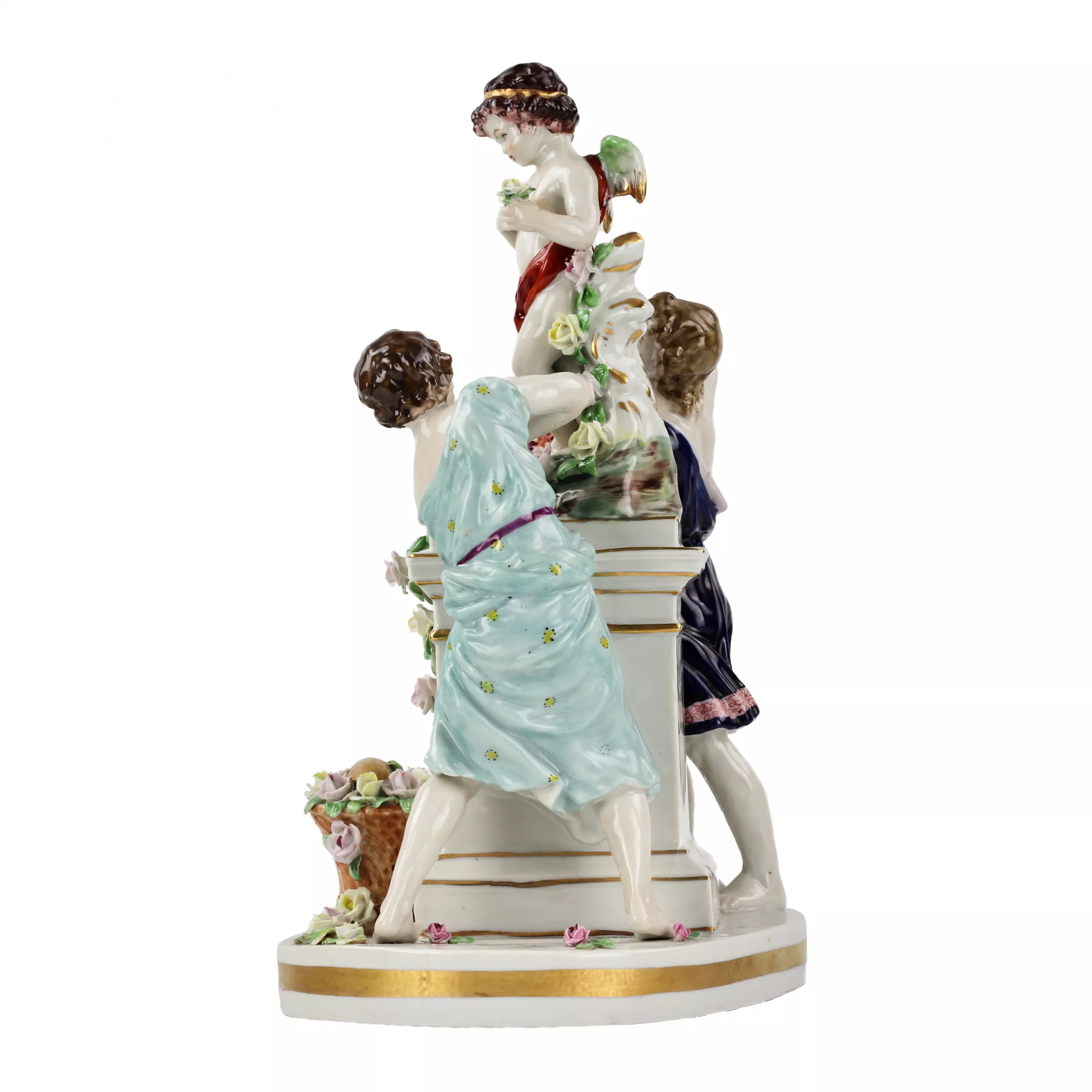 Groupe en porcelaine Jeunes avec Cupidon. 