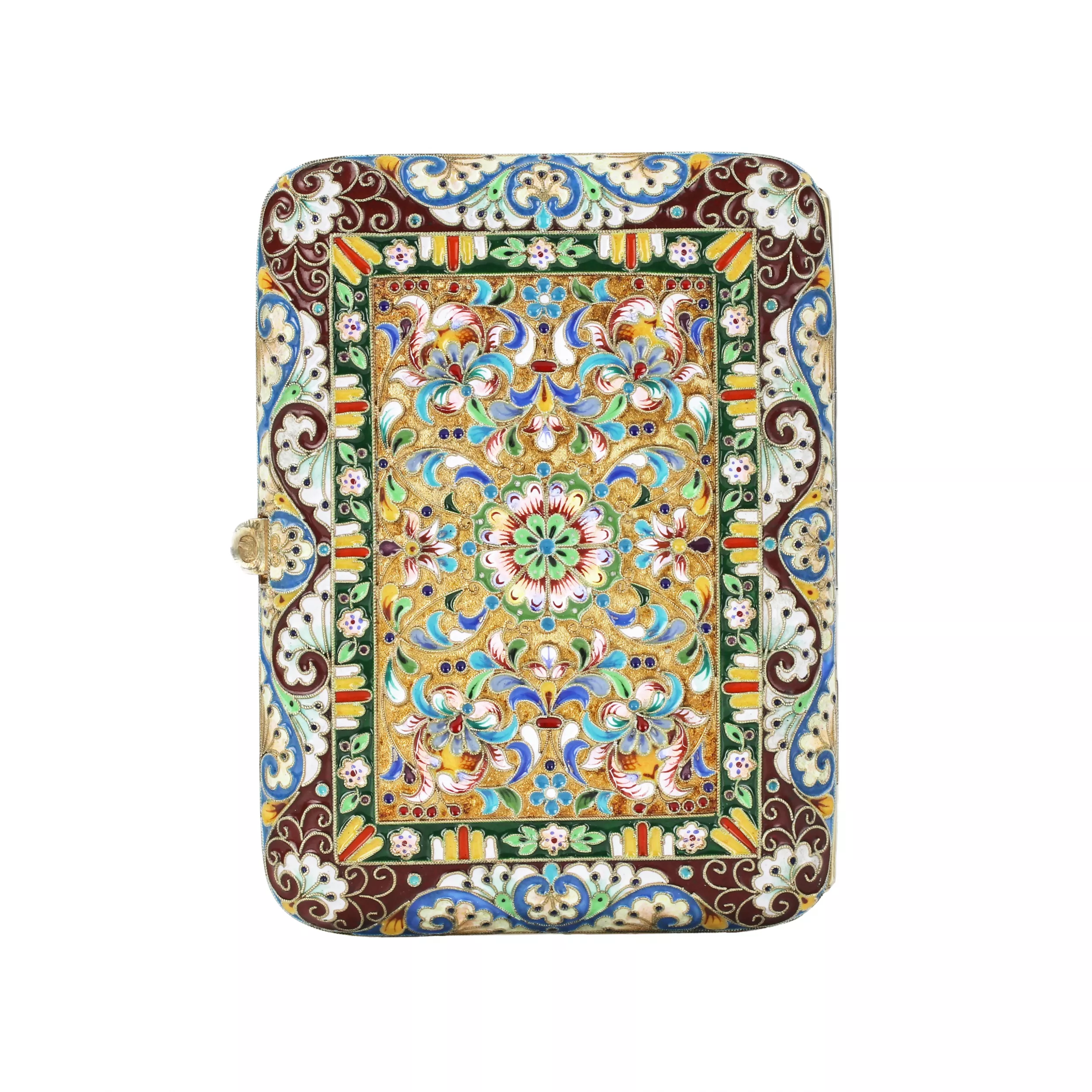 Etui à cigarettes en argent avec dorure et email cloisonne. 