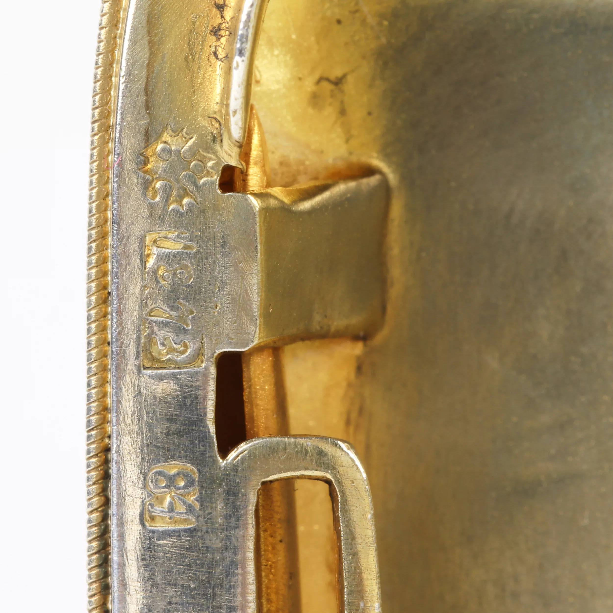 Etui à cigarettes en argent avec dorure et email cloisonne. 
