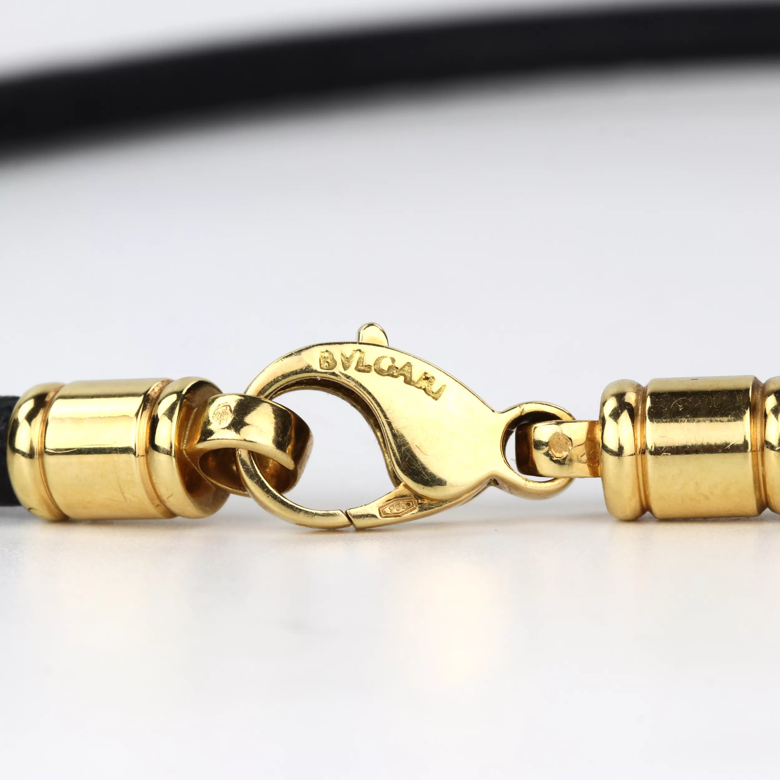 Pendentif Bulgari en or avec diamants, en forme de cœur sur un bracelet en caoutchouc. 