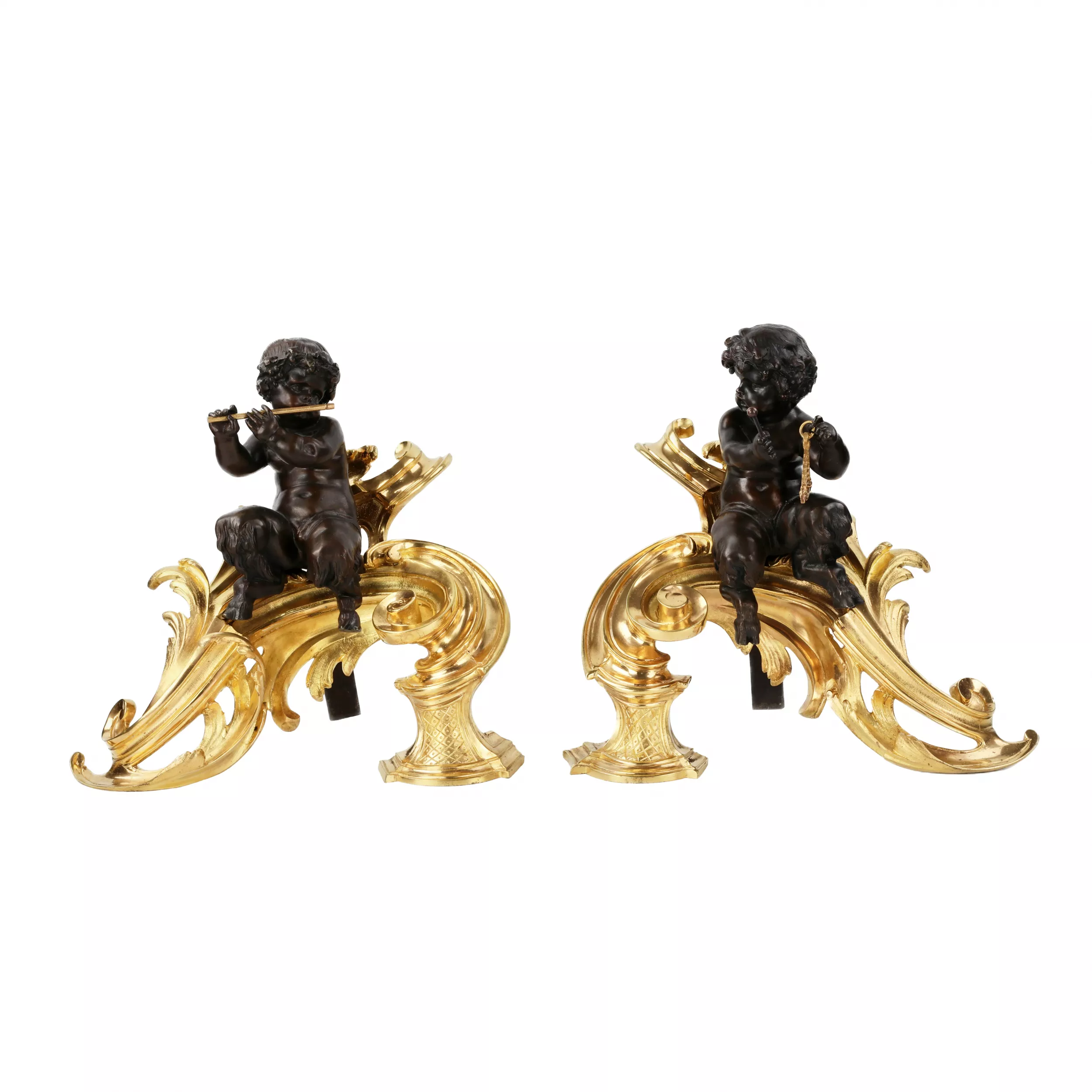 PAIRE DE PORTE-BÛCHES EN BRONZE TOURNÉ, DORÉ ET PATINÉ, DE STYLE LOUIS XV. FRANCE, FIN DU XIXE SIÈCLE
