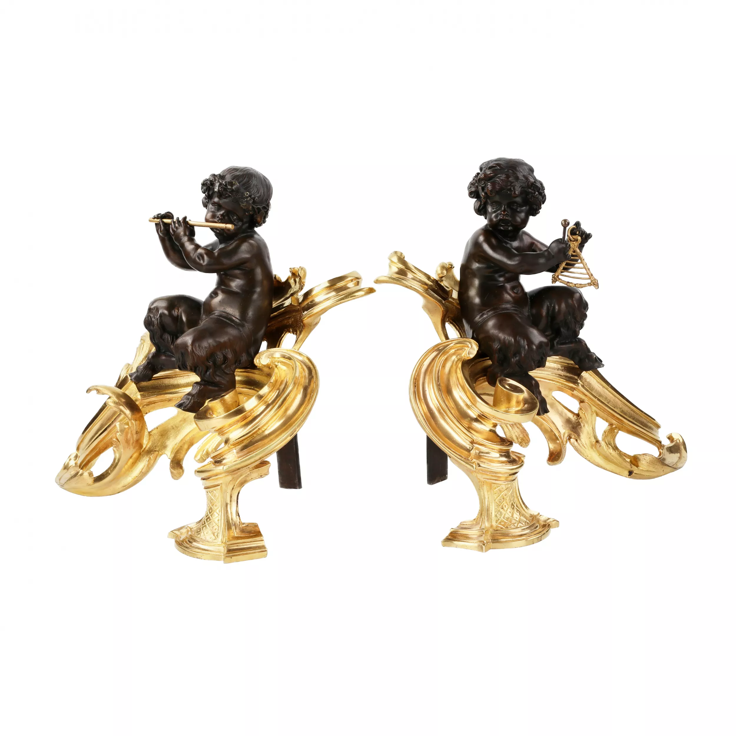 PAIRE DE PORTE-BÛCHES EN BRONZE TOURNÉ, DORÉ ET PATINÉ, DE STYLE LOUIS XV. FRANCE, FIN DU XIXE SIÈCLE