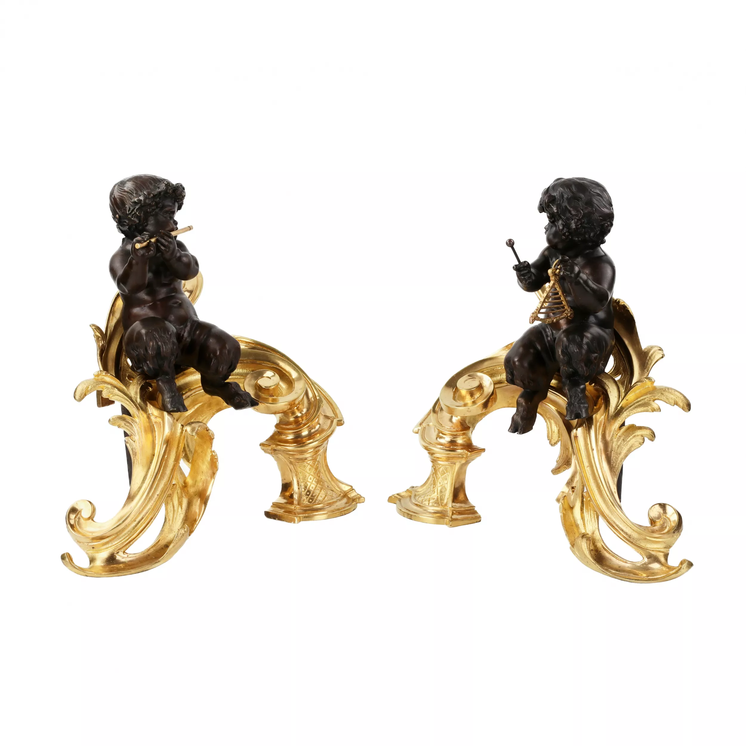 PAIRE DE PORTE-BÛCHES EN BRONZE TOURNÉ, DORÉ ET PATINÉ, DE STYLE LOUIS XV. FRANCE, FIN DU XIXE SIÈCLE