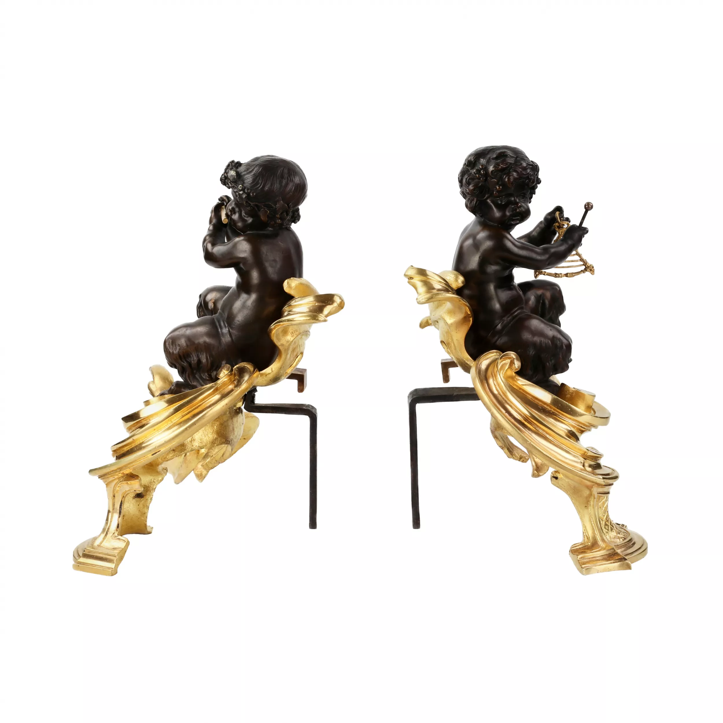 PAIRE DE PORTE-BÛCHES EN BRONZE TOURNÉ, DORÉ ET PATINÉ, DE STYLE LOUIS XV. FRANCE, FIN DU XIXE SIÈCLE