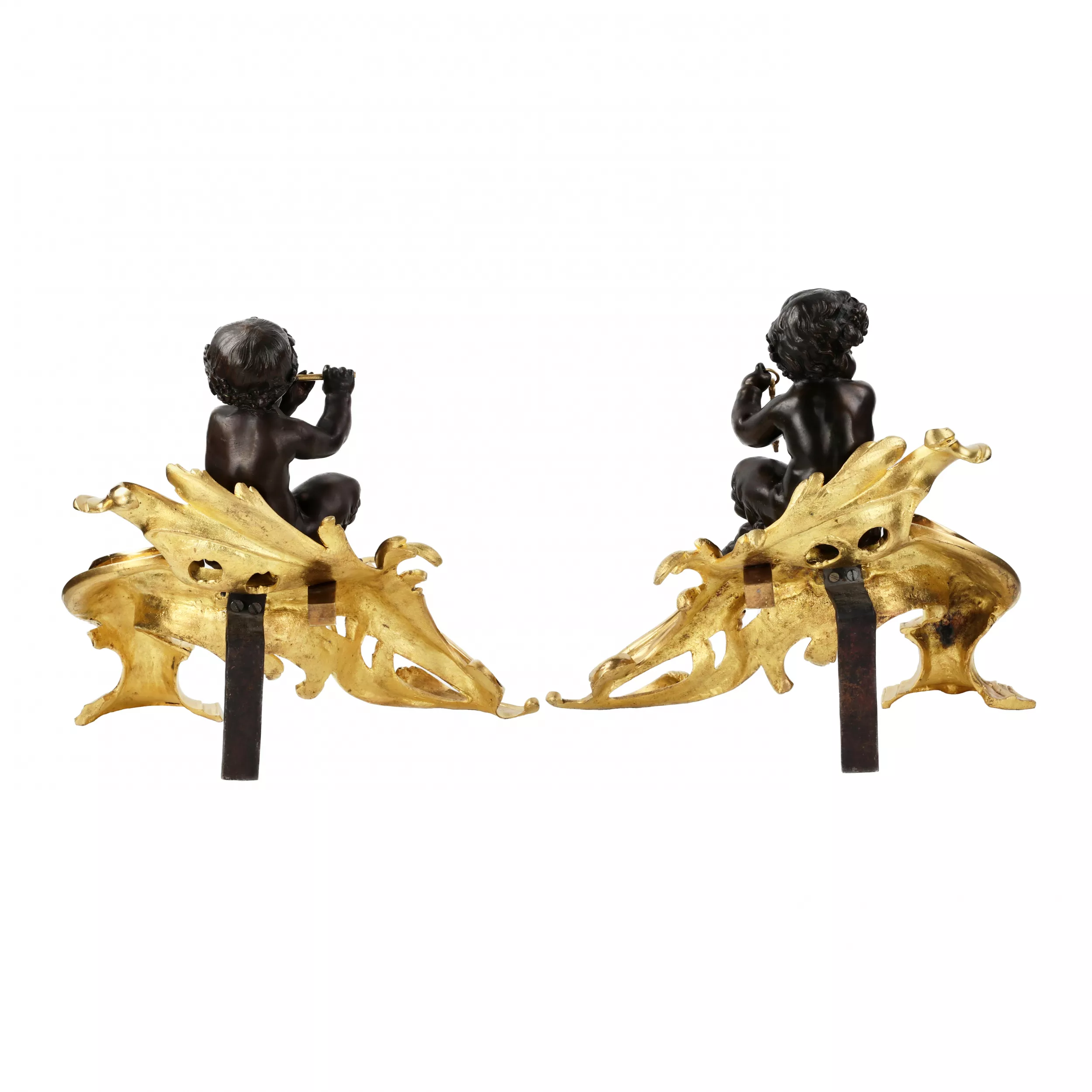 PAIRE DE PORTE-BÛCHES EN BRONZE TOURNÉ, DORÉ ET PATINÉ, DE STYLE LOUIS XV. FRANCE, FIN DU XIXE SIÈCLE