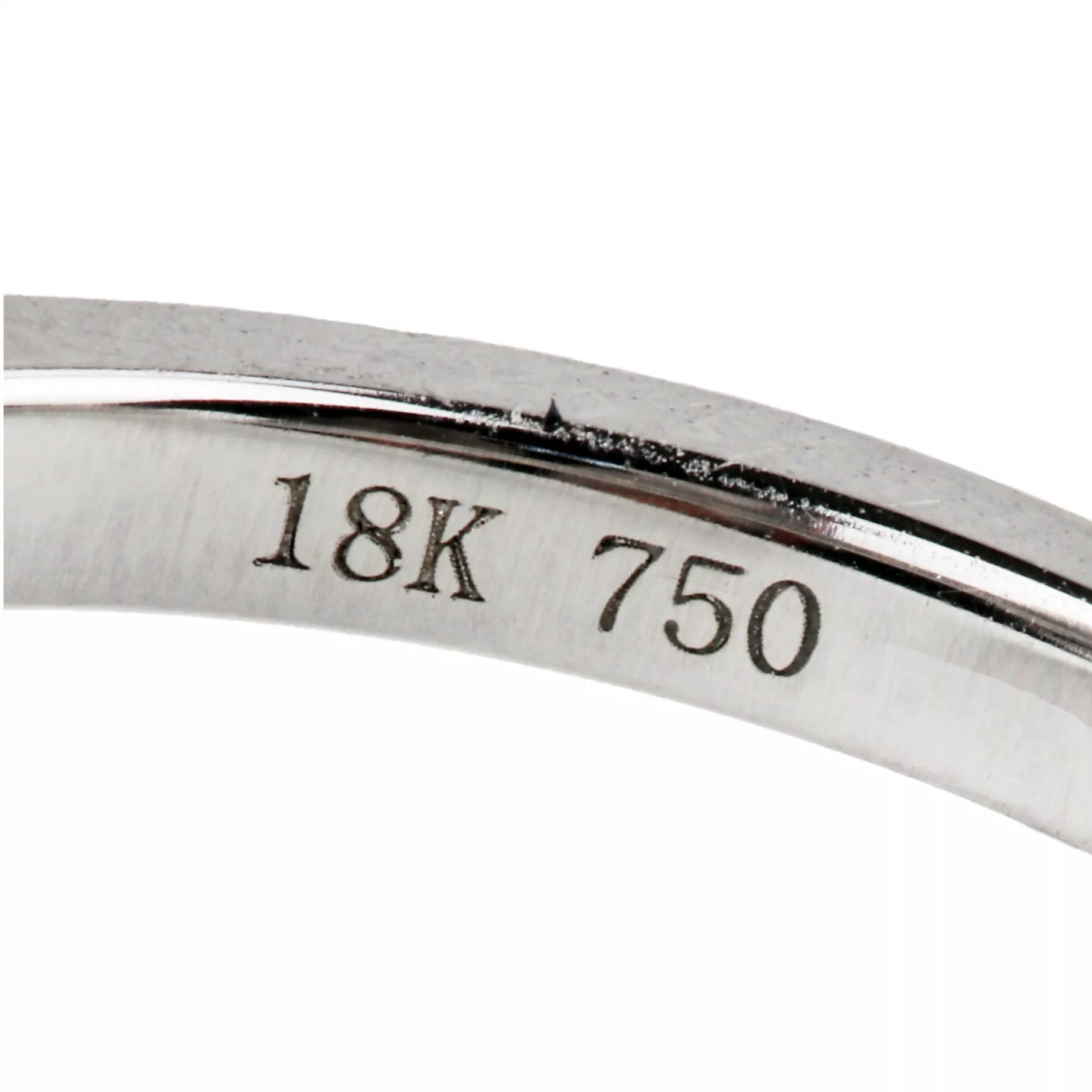 BAGUE EN OR BLANC 18 CARATS SERTIE DE DIAMANTS