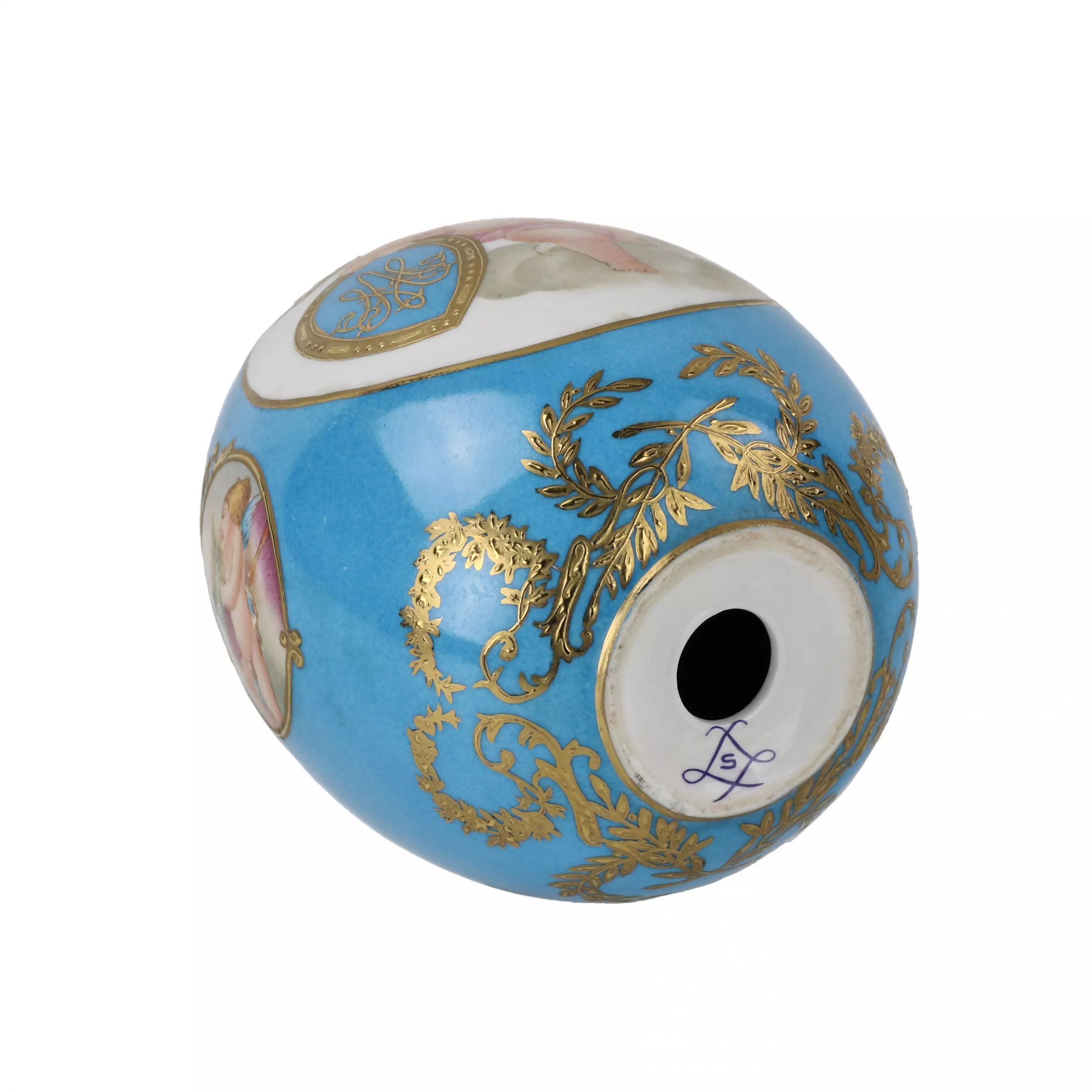 Grand oeuf de Pâques en porcelaine. 