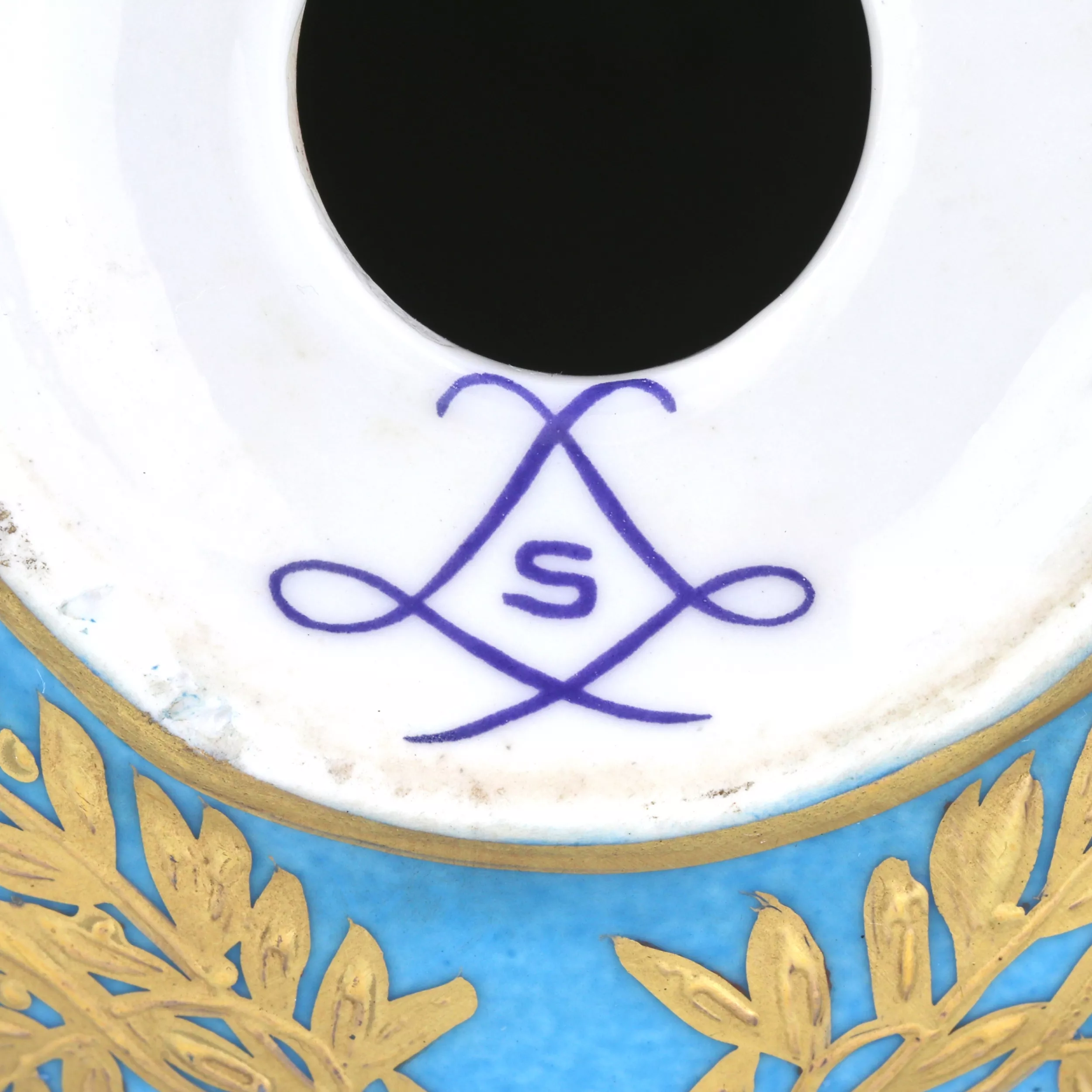 Grand oeuf de Pâques en porcelaine. 