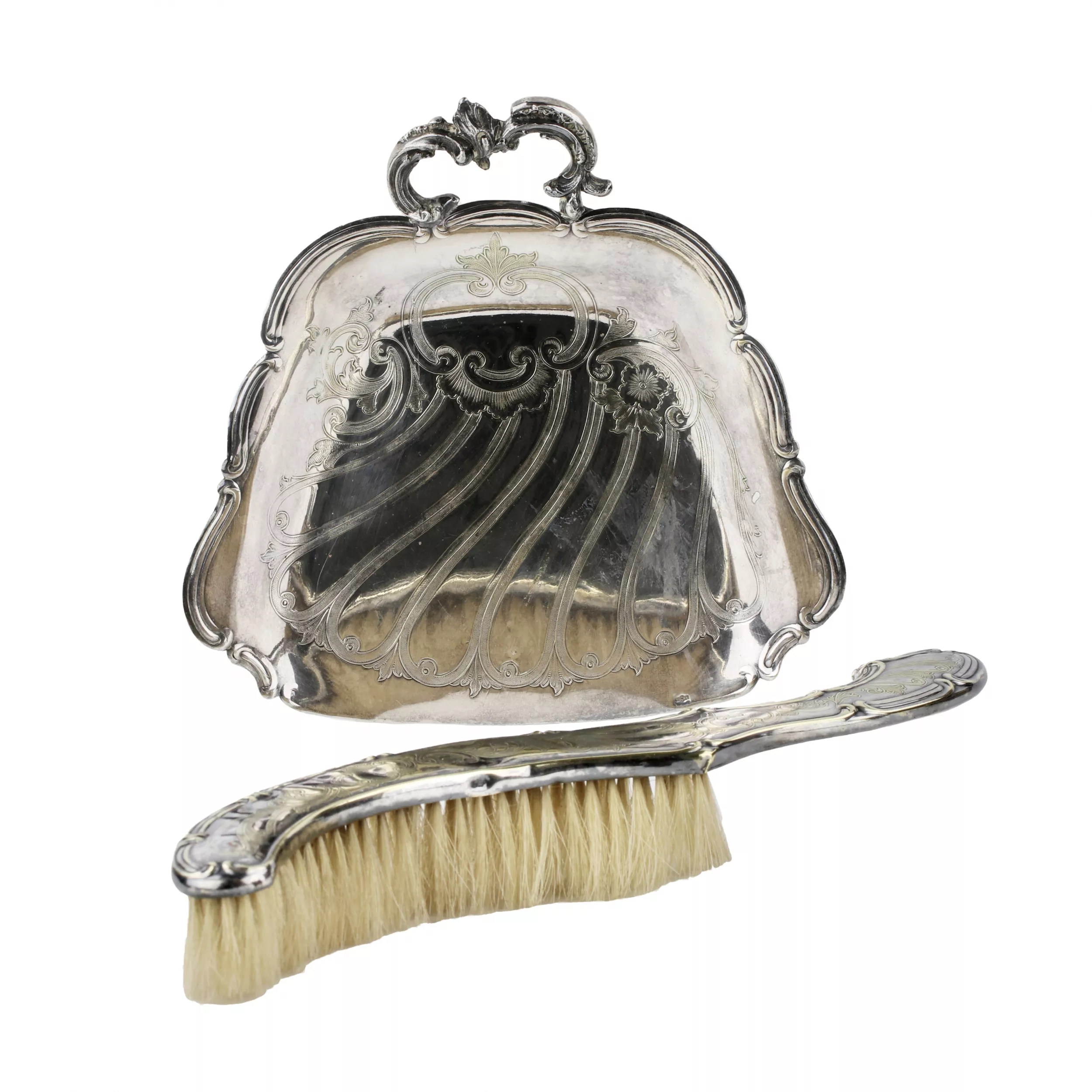 Set en metal argente pour nettoyer les miettes de la table 