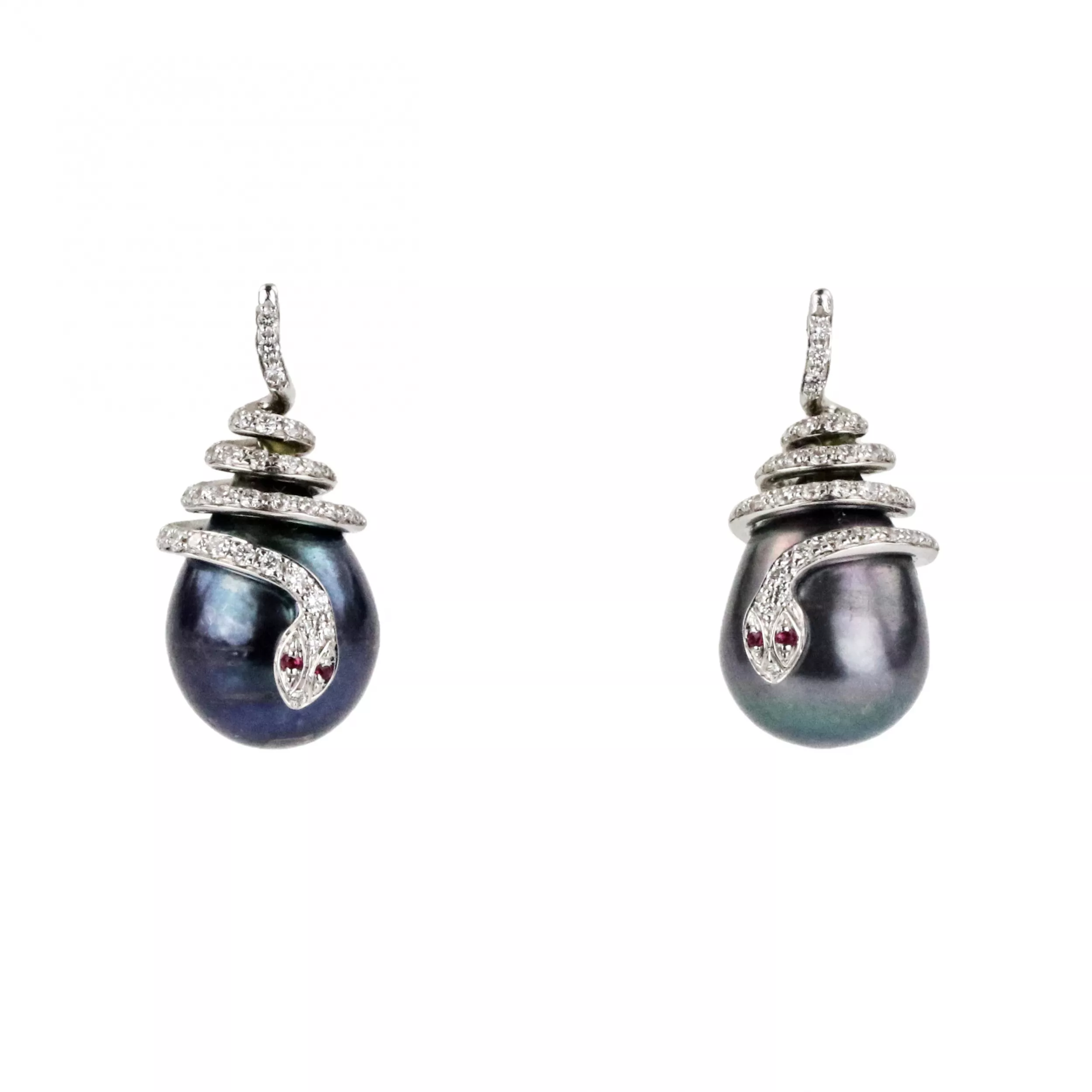 Boucles d`oreilles en or avec perles noires et diamants. 