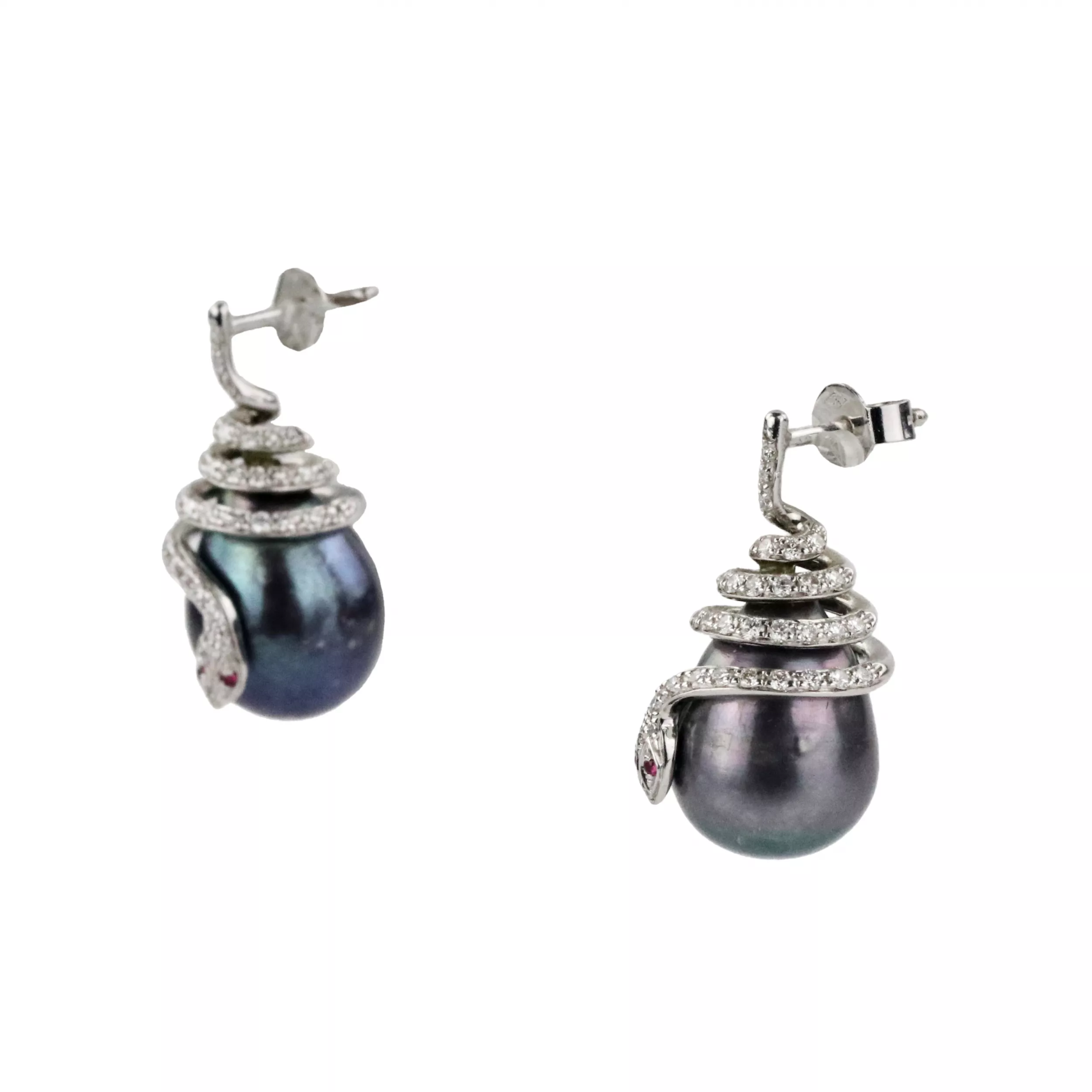 Boucles d`oreilles en or avec perles noires et diamants. 