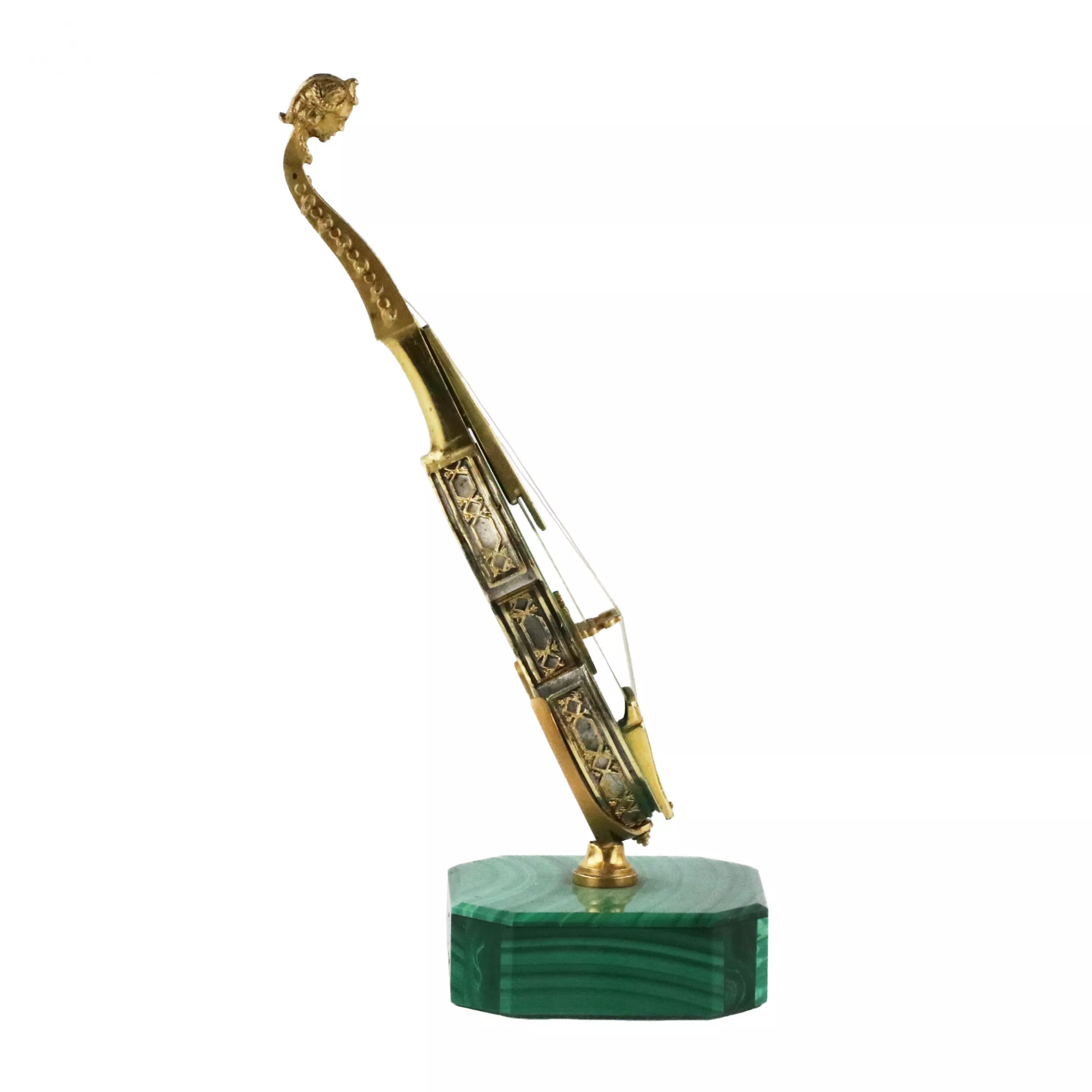 Malachite, miniature en argent dore d`un instrument de musique ancien Viol d`amour, œuvre de joailliers italiens du XXe siècle. 