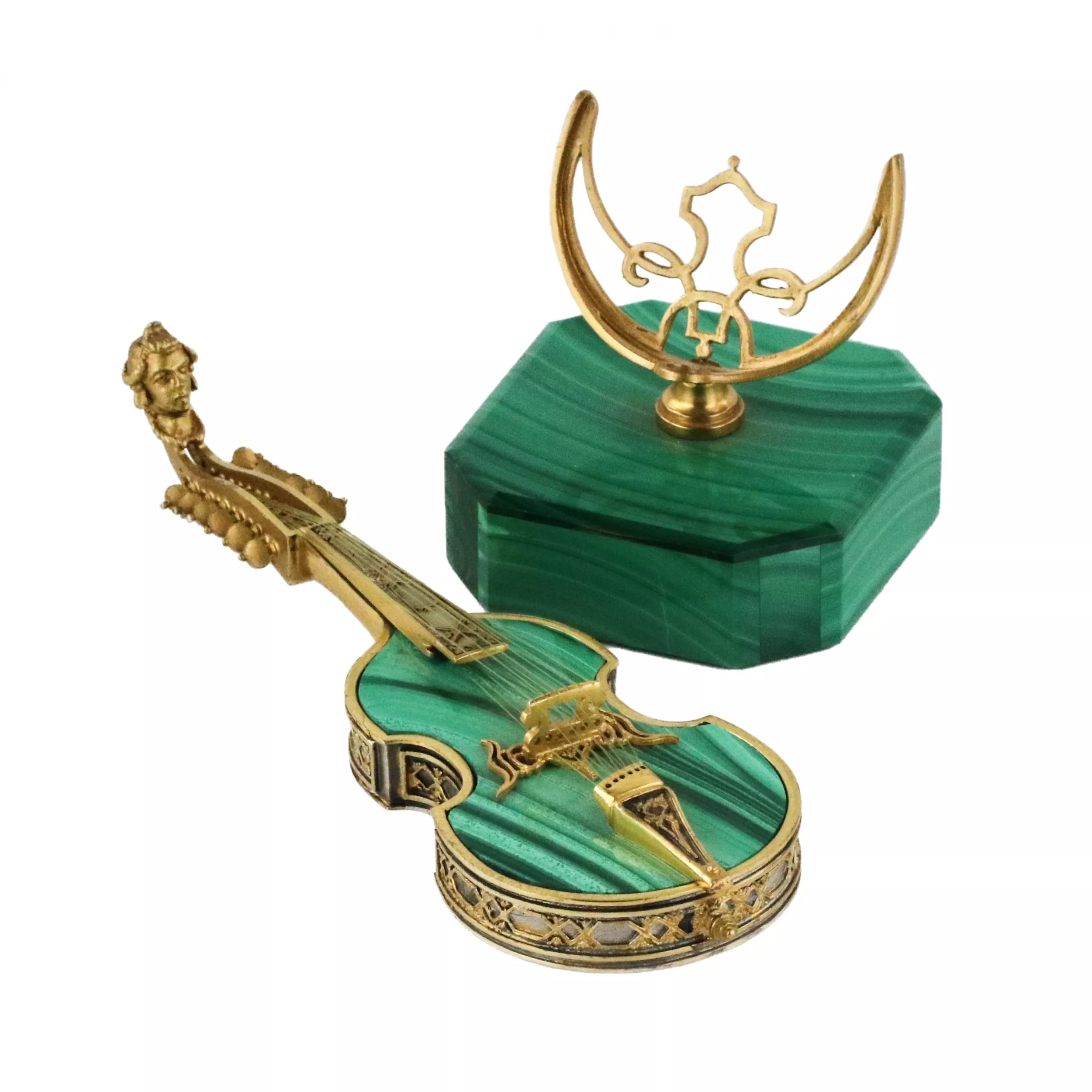 Malachite, miniature en argent dore d`un instrument de musique ancien Viol d`amour, œuvre de joailliers italiens du XXe siècle. 