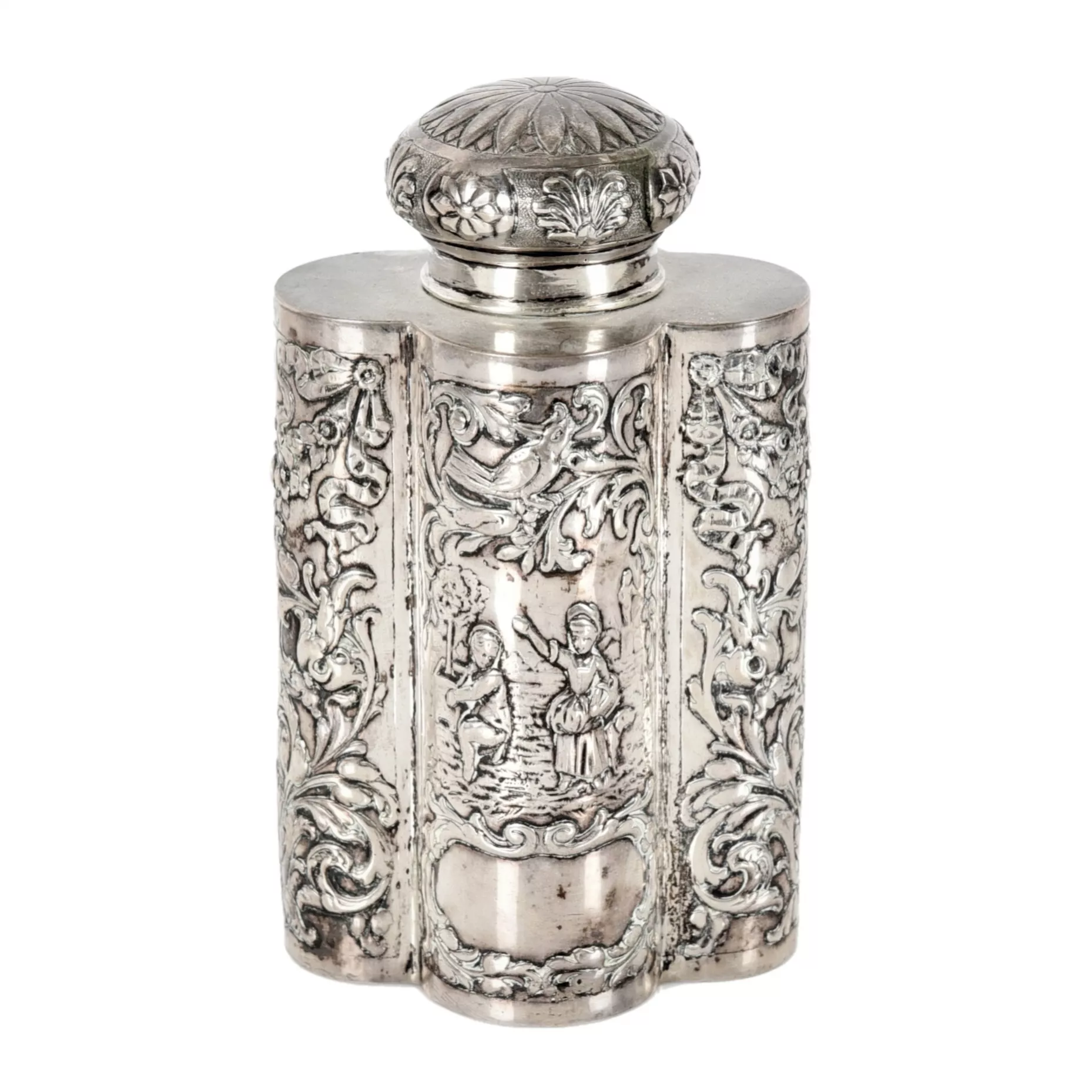 BOÎTE À THÉ EN ARGENT À DÉCOR DE SCÈNES GALANTES GRAVÉES. EUROPE, FIN DU XIXE - DÉBUT DU XXE SIÈCLE