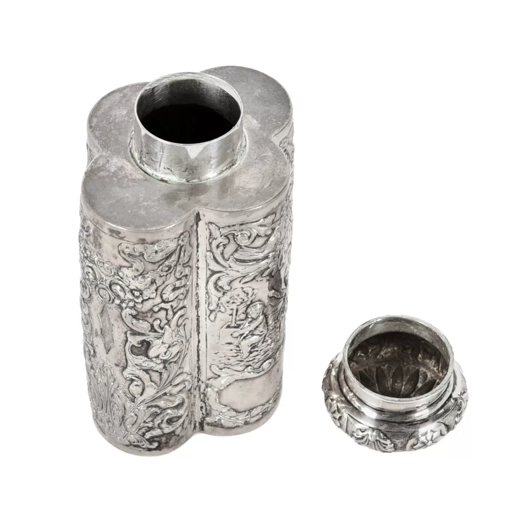 BOÎTE À THÉ EN ARGENT À DÉCOR DE SCÈNES GALANTES GRAVÉES. EUROPE, FIN DU XIXE - DÉBUT DU XXE SIÈCLE