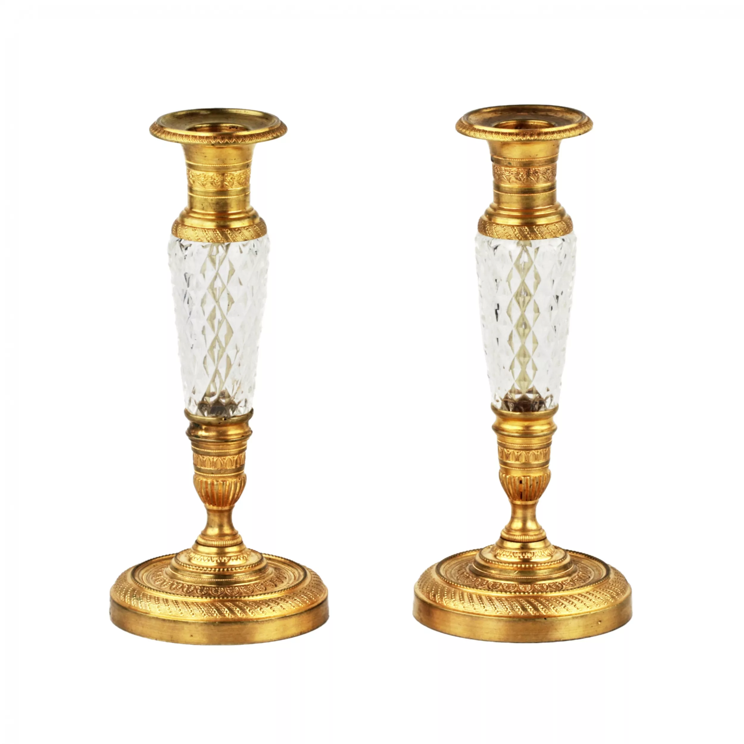PAIRE DE BOUGEOIRS EN BRONZE DORÉ ET VERRE, DE STYLE EMPIRE. FRANCE, VERS 1900