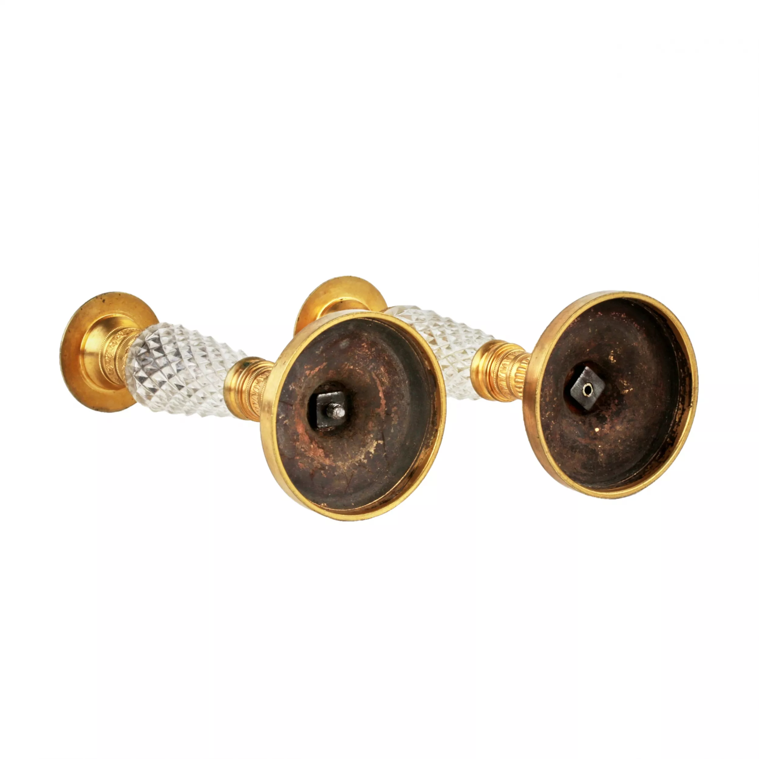 PAIRE DE BOUGEOIRS EN BRONZE DORÉ ET VERRE, DE STYLE EMPIRE. FRANCE, VERS 1900