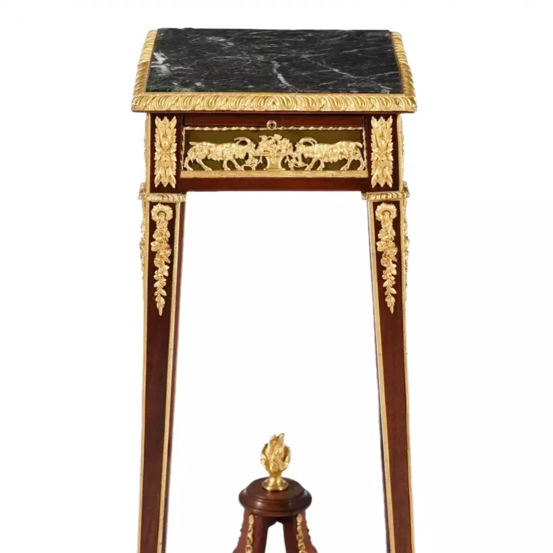 CONSOLE PIÉDESTAL EN ACAJOU ET BRONZE DORÉ DANS L’ESPRIT DE FRANÇOIS LINKE. FRANCE, TOURNANT DES XIXE ET XXE SIÈCLES