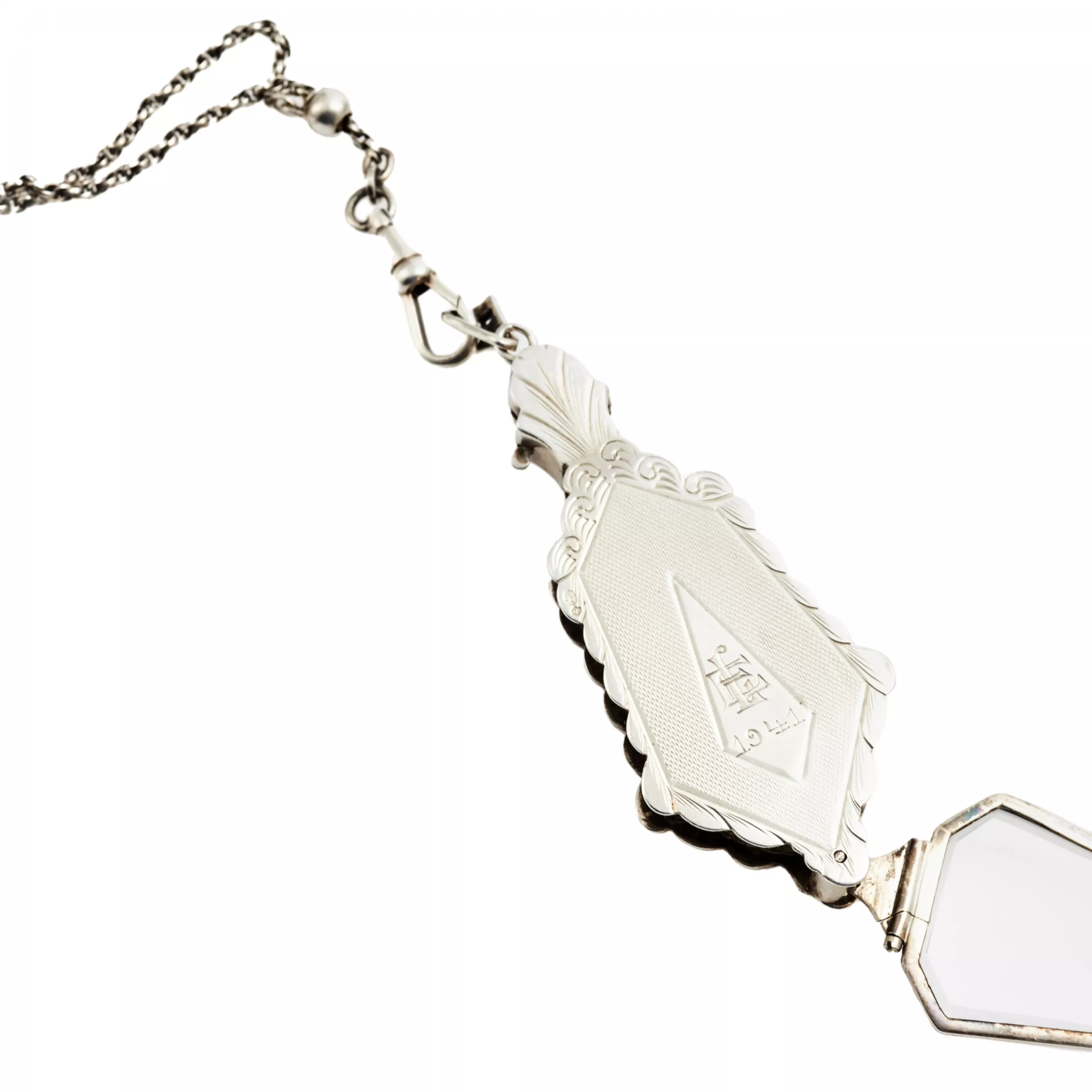 Pendentif lorgnette en argent sur chaîne Platinin. 