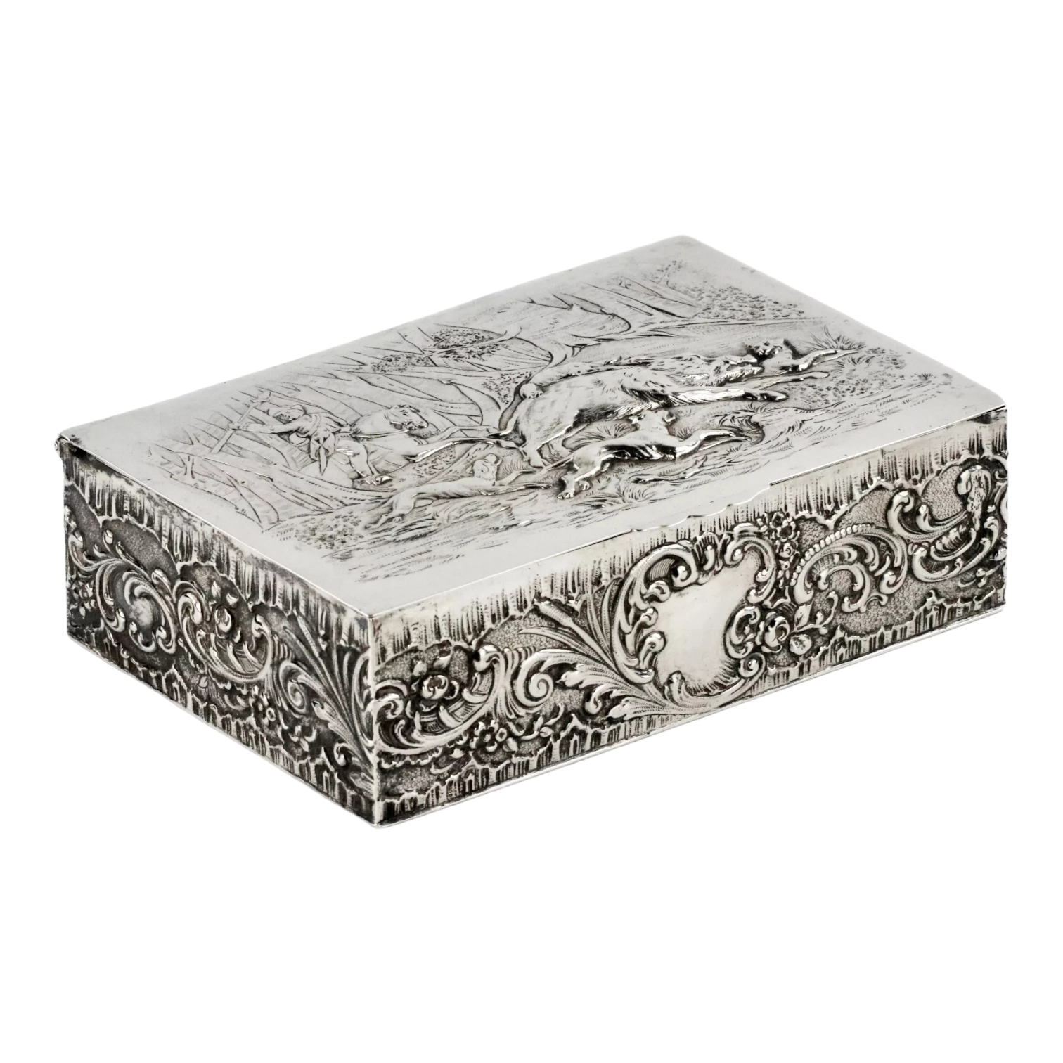 Boîte à cigares en argent avec une scène d`appâtage de sanglier. Le tournant des XIXe-XXe siècles. 