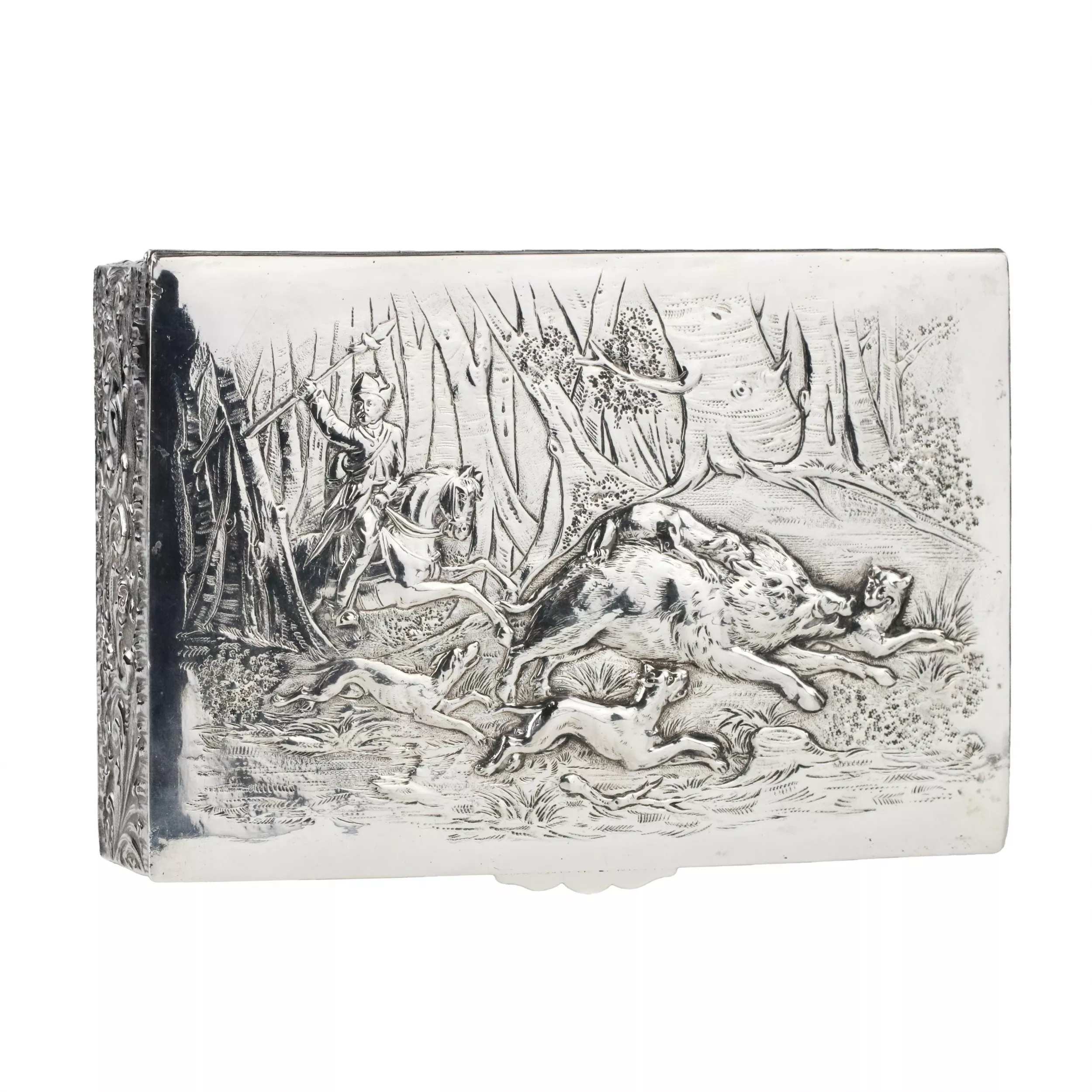 Boîte à cigares en argent avec une scène d`appâtage de sanglier. Le tournant des XIXe-XXe siècles. 