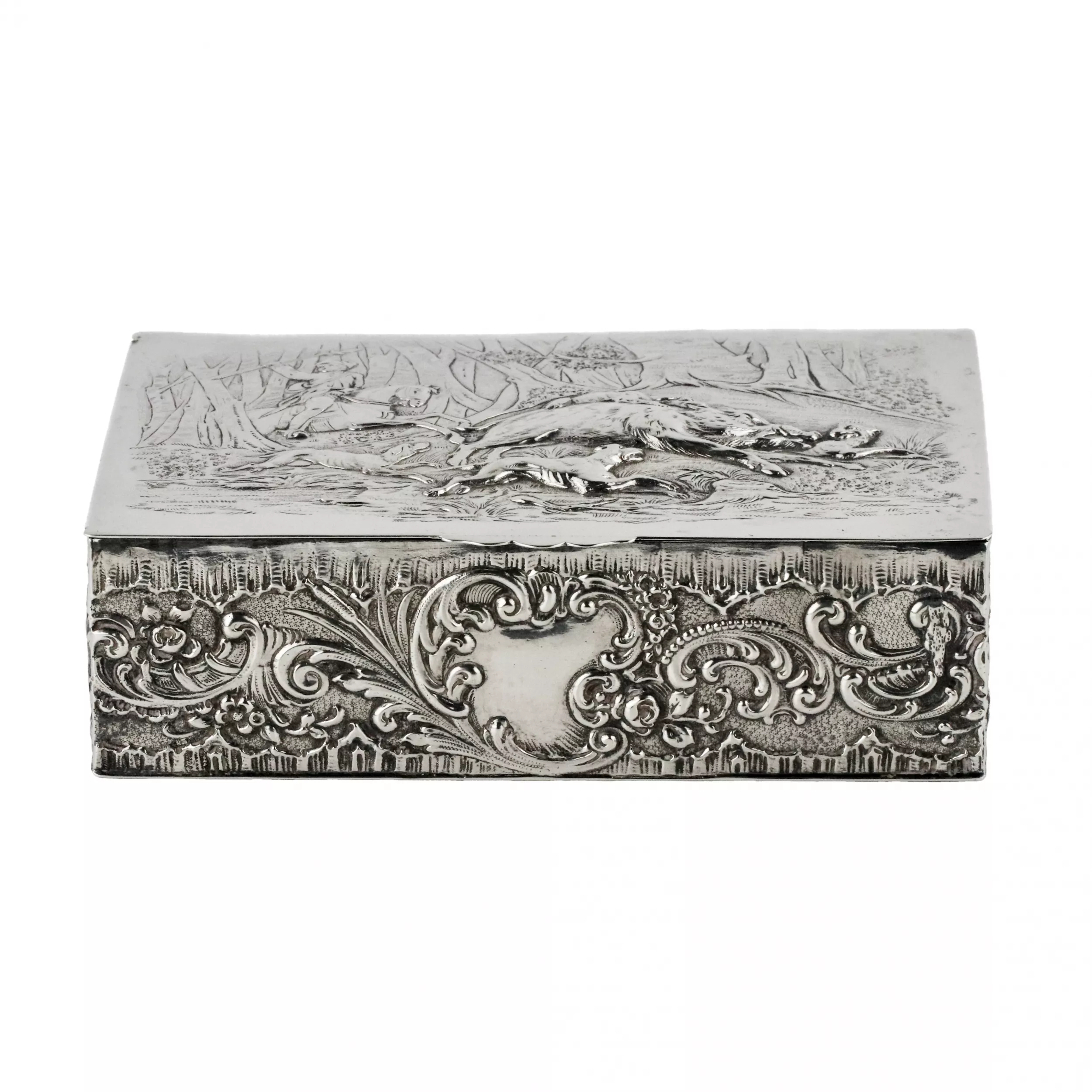 Boîte à cigares en argent avec une scène d`appâtage de sanglier. Le tournant des XIXe-XXe siècles. 