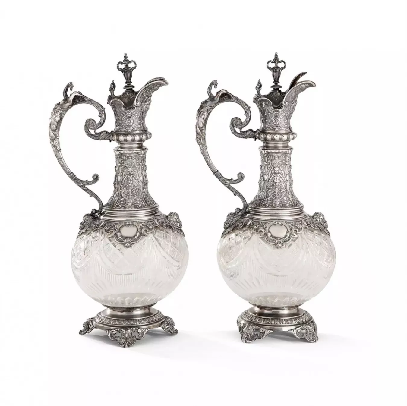 G. Memmert. Paire de cruches en cristal et argent massif du debut du XXe siècle dans le style Neo-Renaissance. 