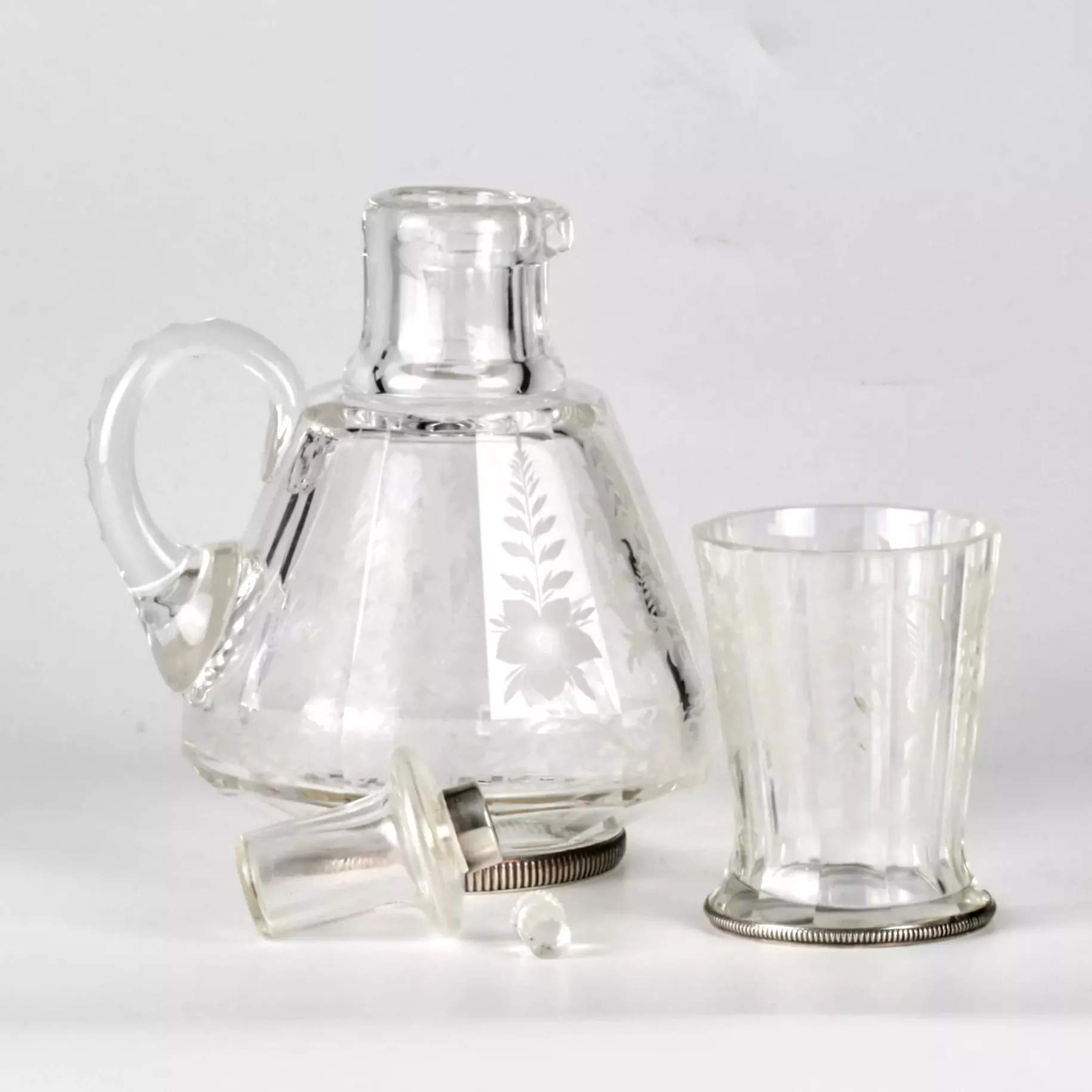 Carafe de nuit avec un verre. 
