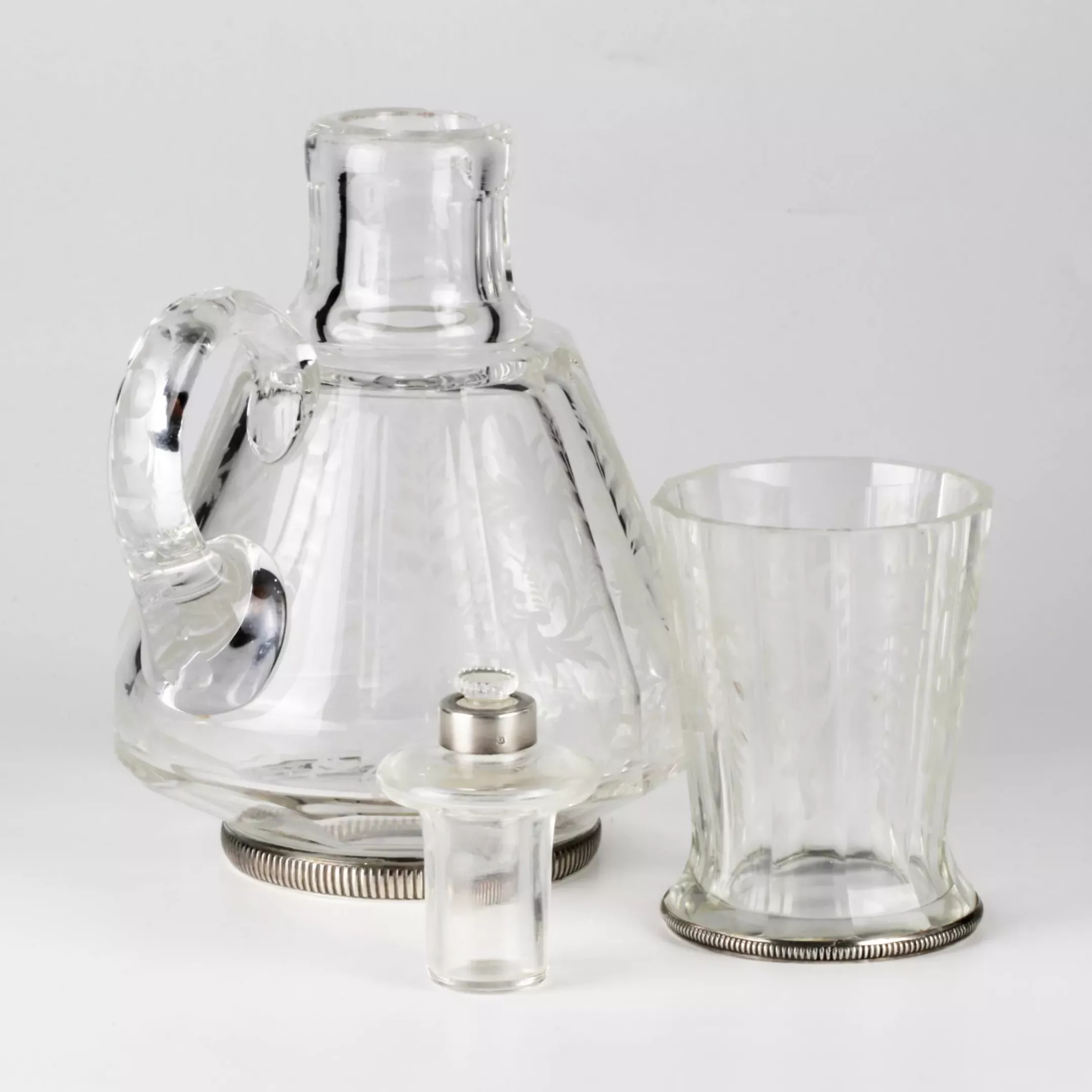 Carafe de nuit avec un verre. 